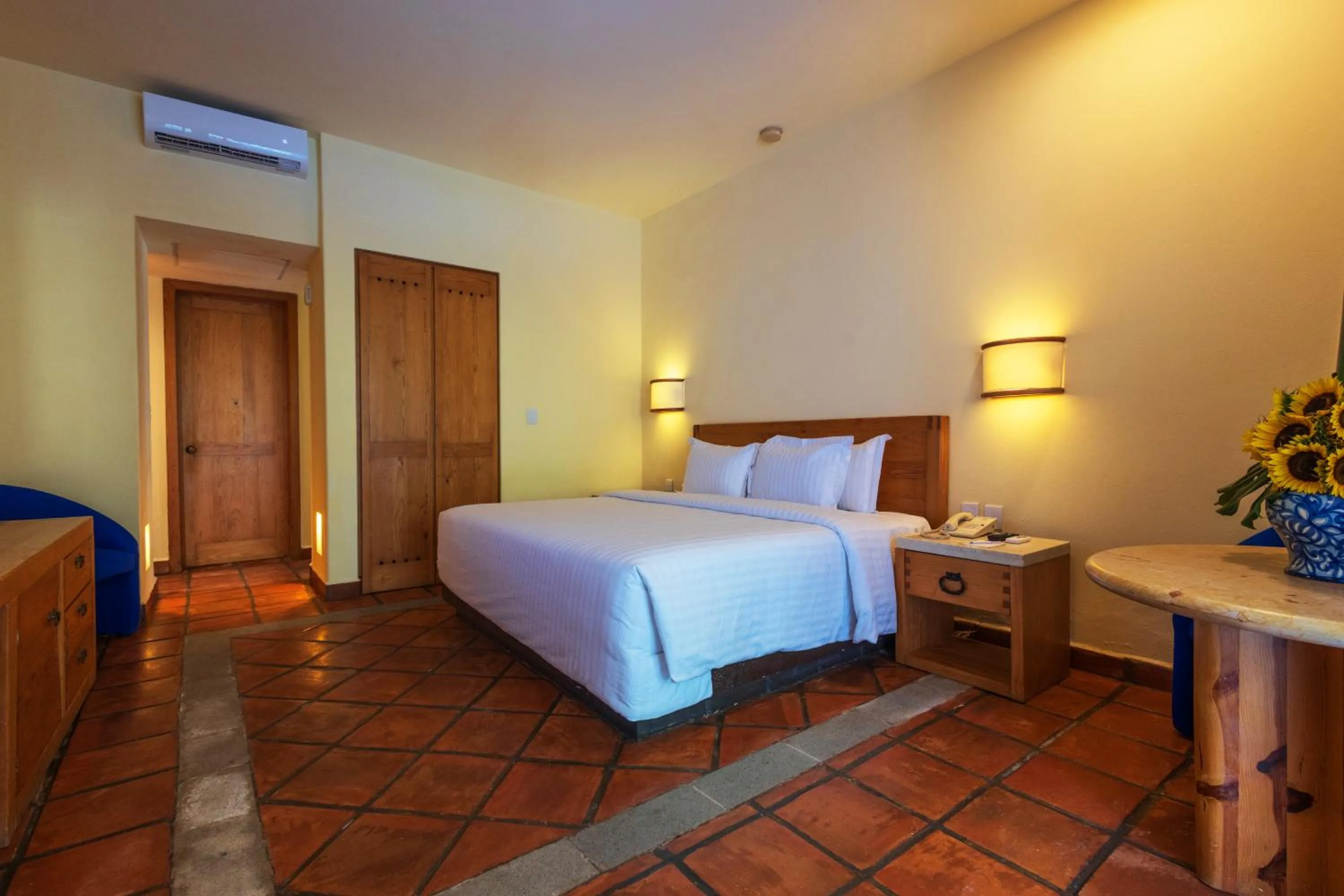 Bed in Hotel Rancho San Diego Grand Spa Resort