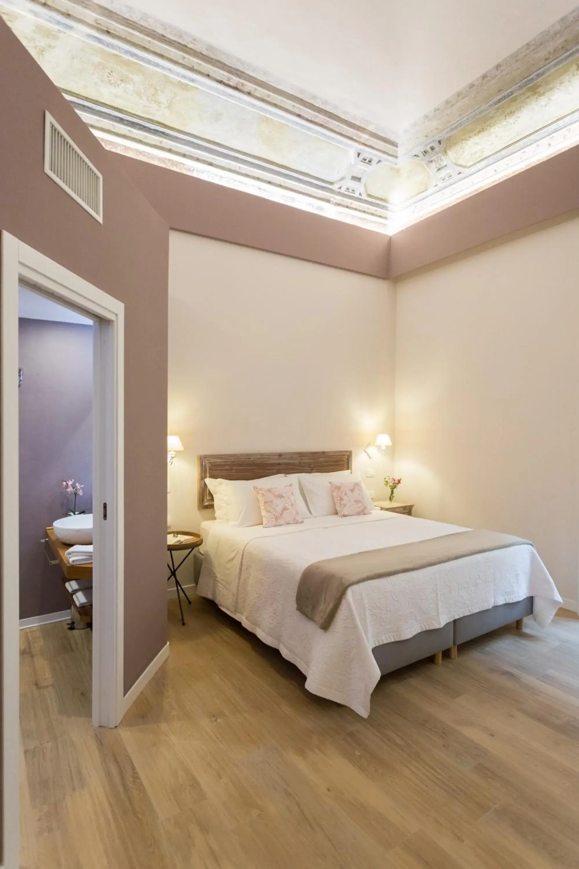 Decorative detail, Bed in Bellaroto Suite & SPA Decorative detail, Bed in Bellaroto Suite & SPA