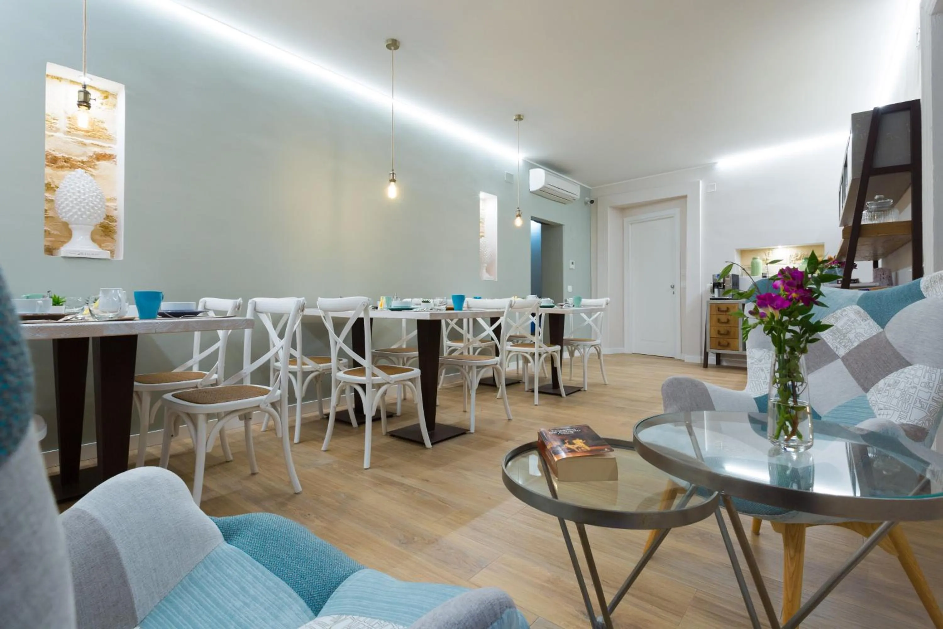 Communal lounge/ TV room in Bellaroto Suite & SPA