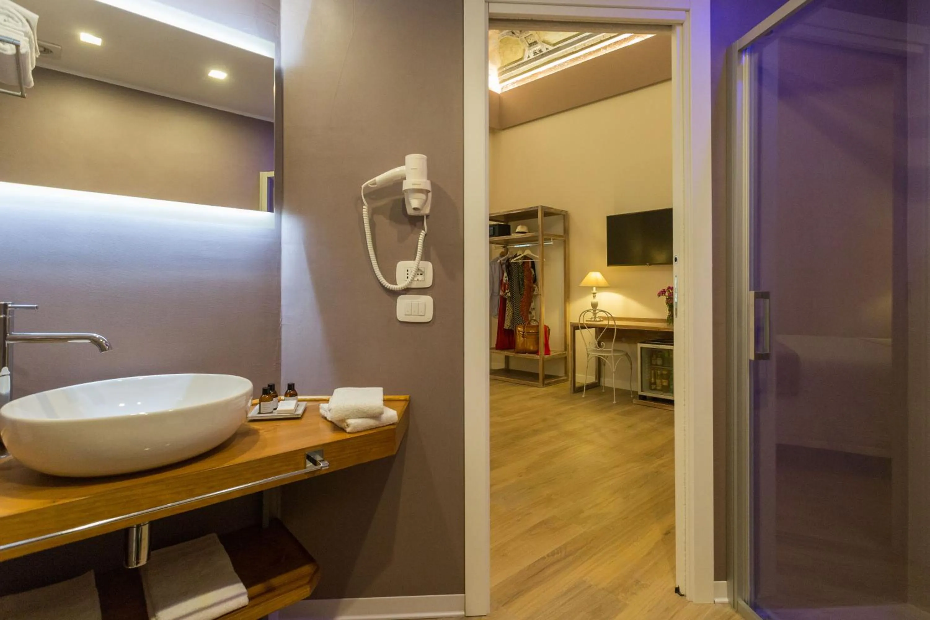 Bathroom in Bellaroto Suite & SPA