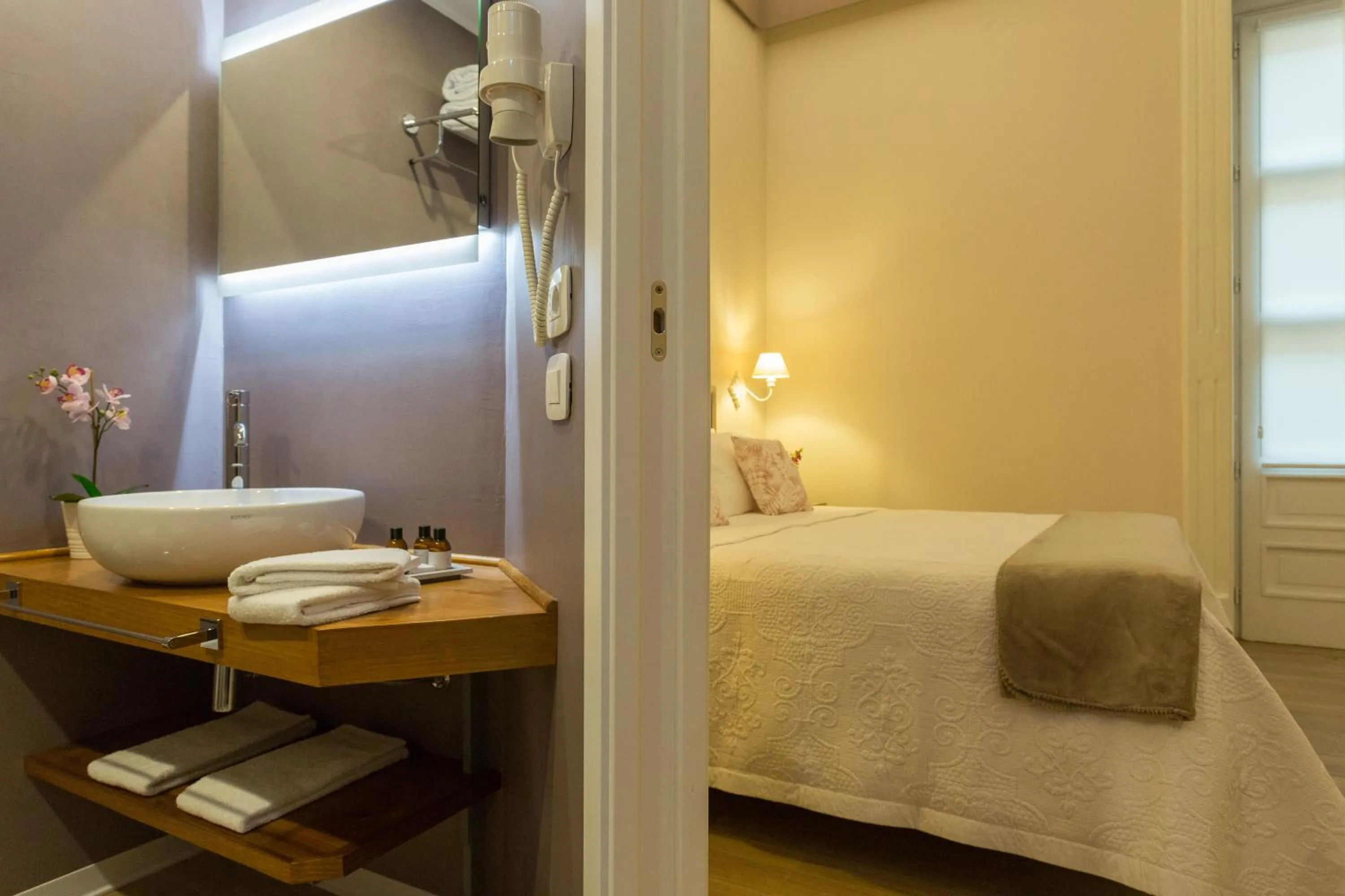 Bathroom, Bed in Bellaroto Suite & SPA