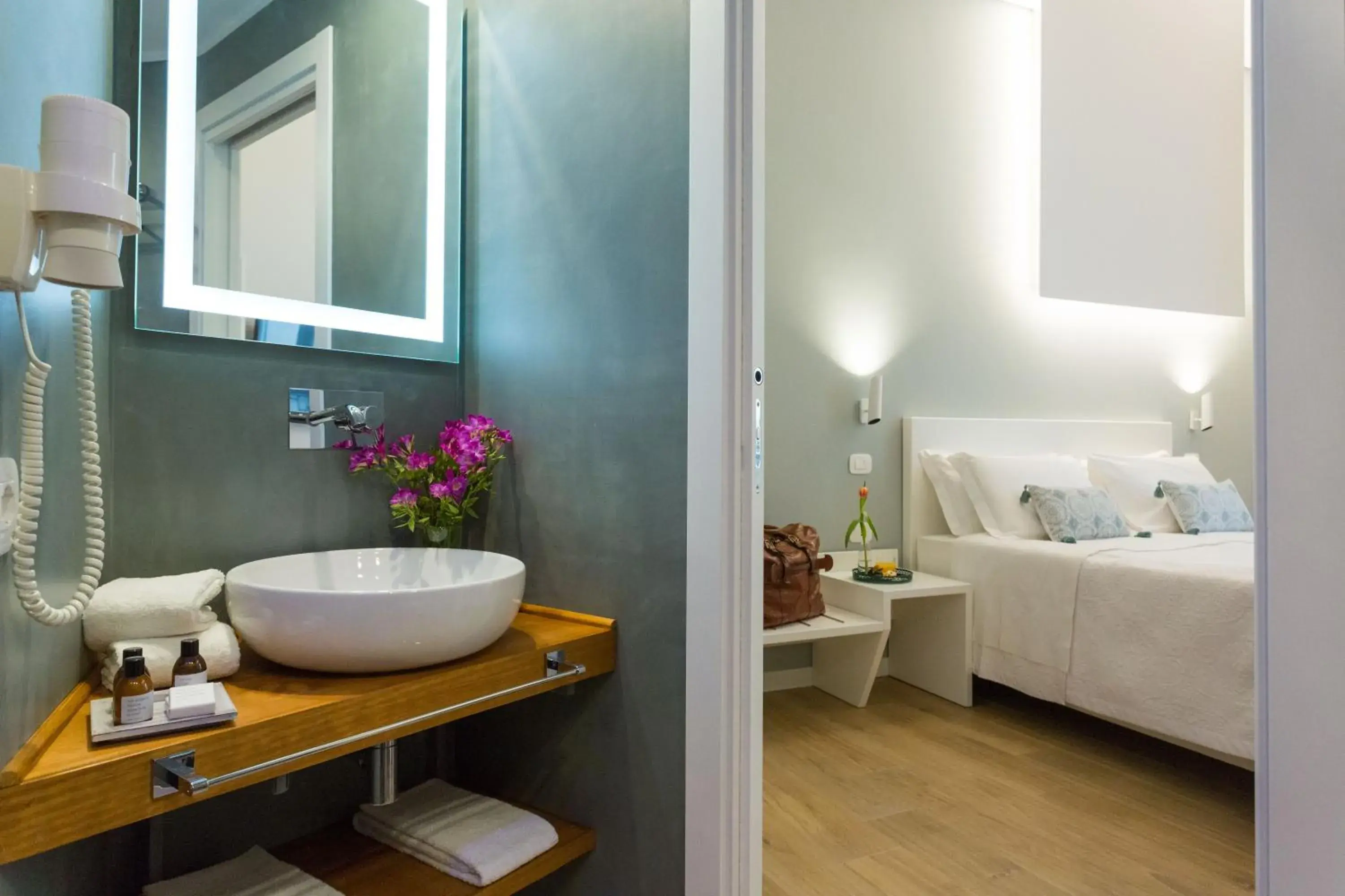 Toilet, Bed in Bellaroto Suite & Spa - Charming Boutique Rooms Toilet, Bed in Bellaroto Suite & Spa - Charming Boutique Rooms