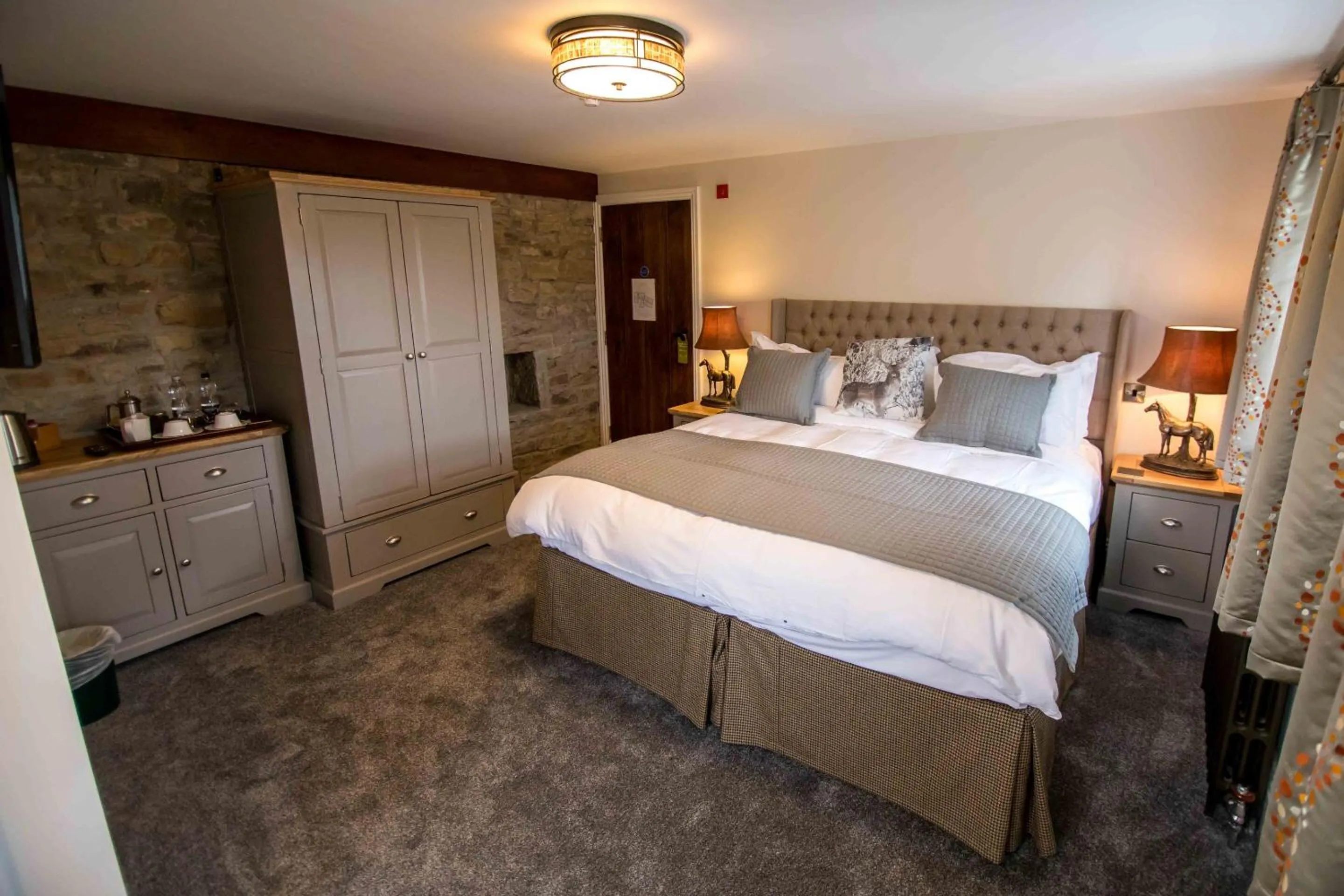 Bedroom, Bed in Timble Inn