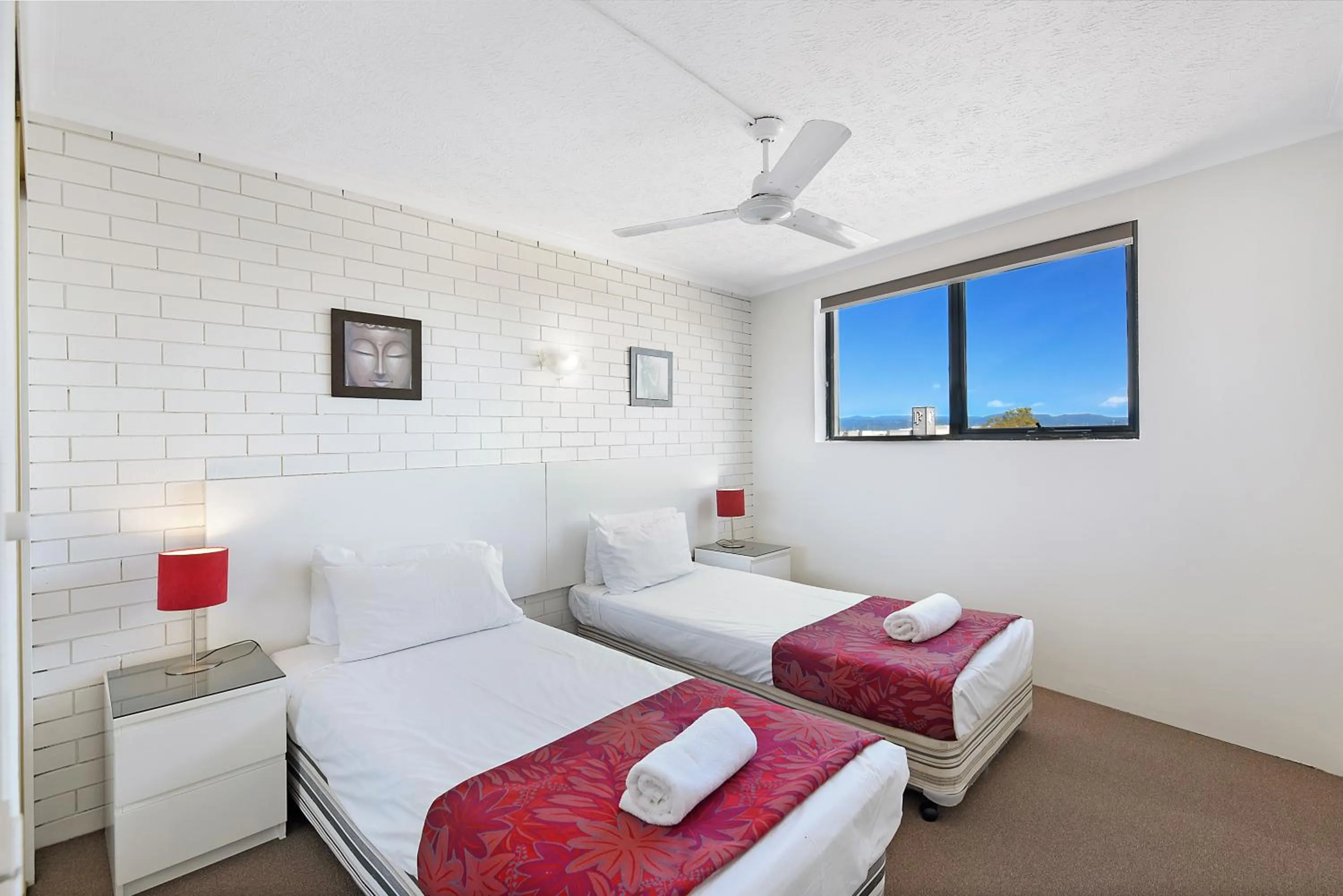 Bed in Broadbeach Travel Inn Apartments