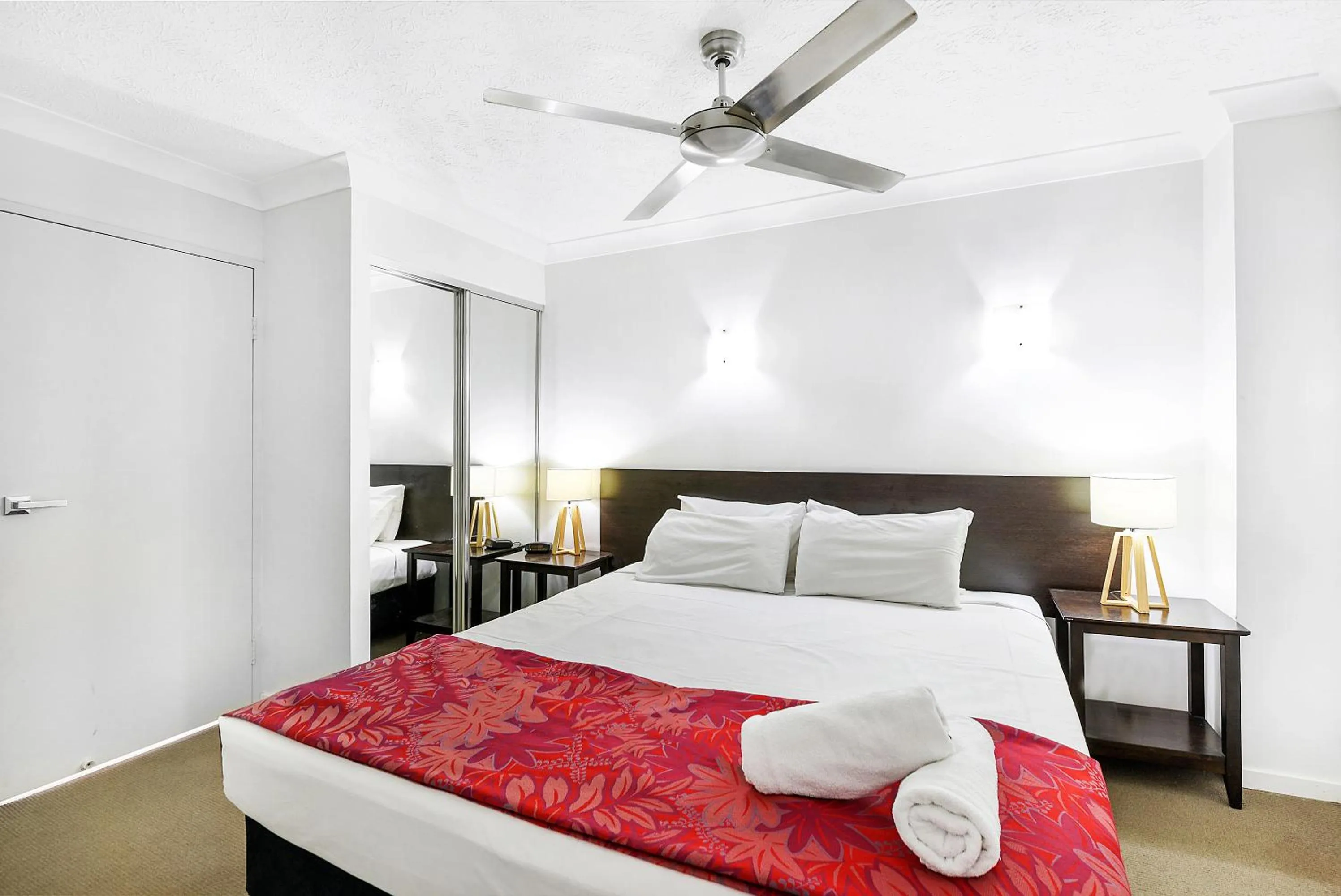 Bed in Broadbeach Travel Inn Apartments