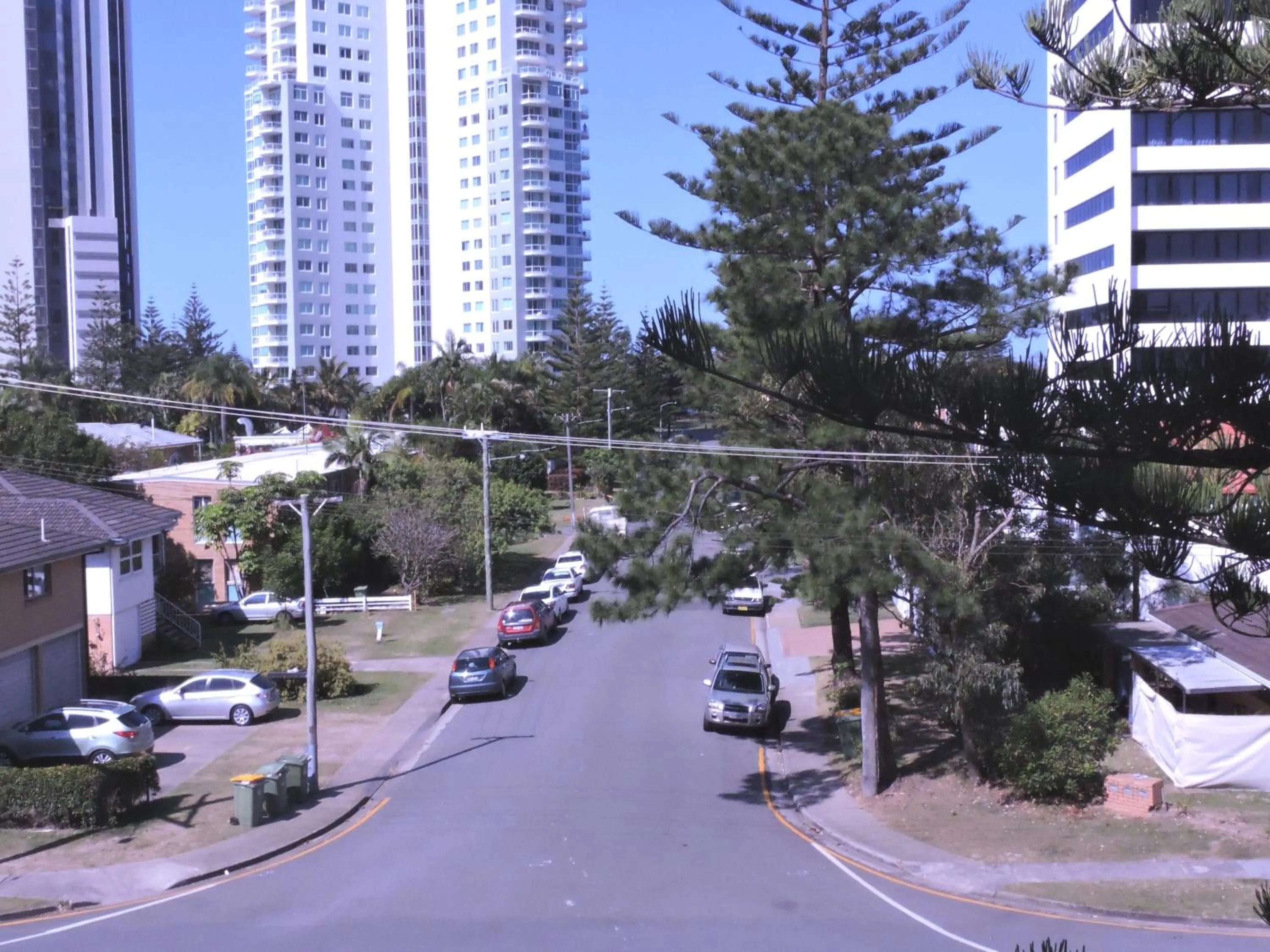 Street view in Broadbeach Travel Inn Apartments