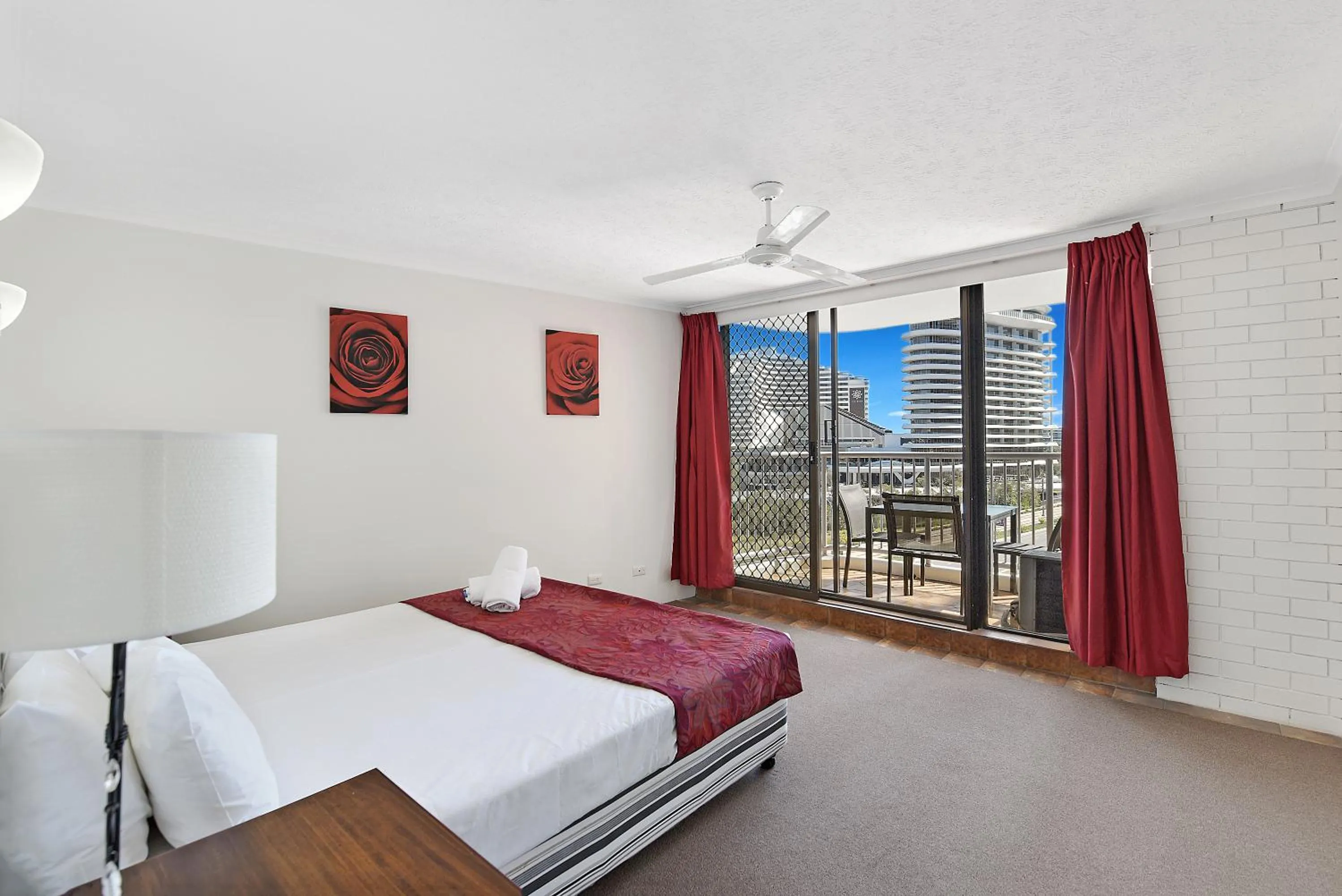 Bed in Broadbeach Travel Inn Apartments