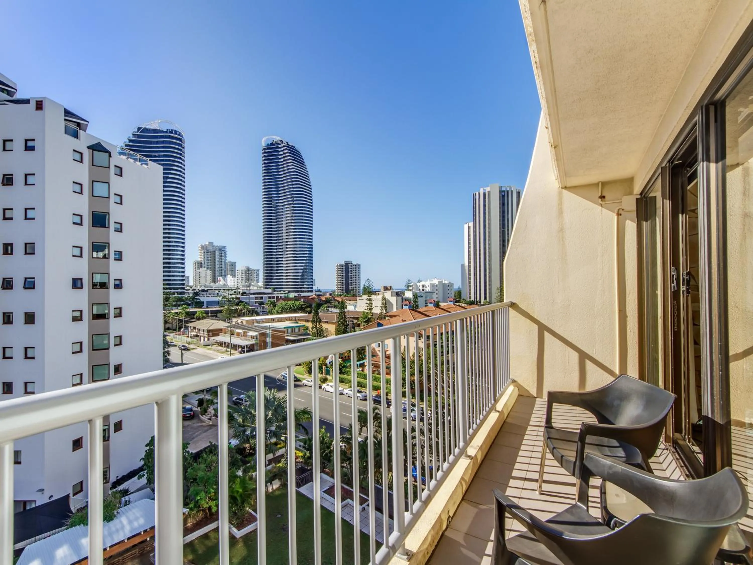Balcony/Terrace in Broadbeach Travel Inn Apartments