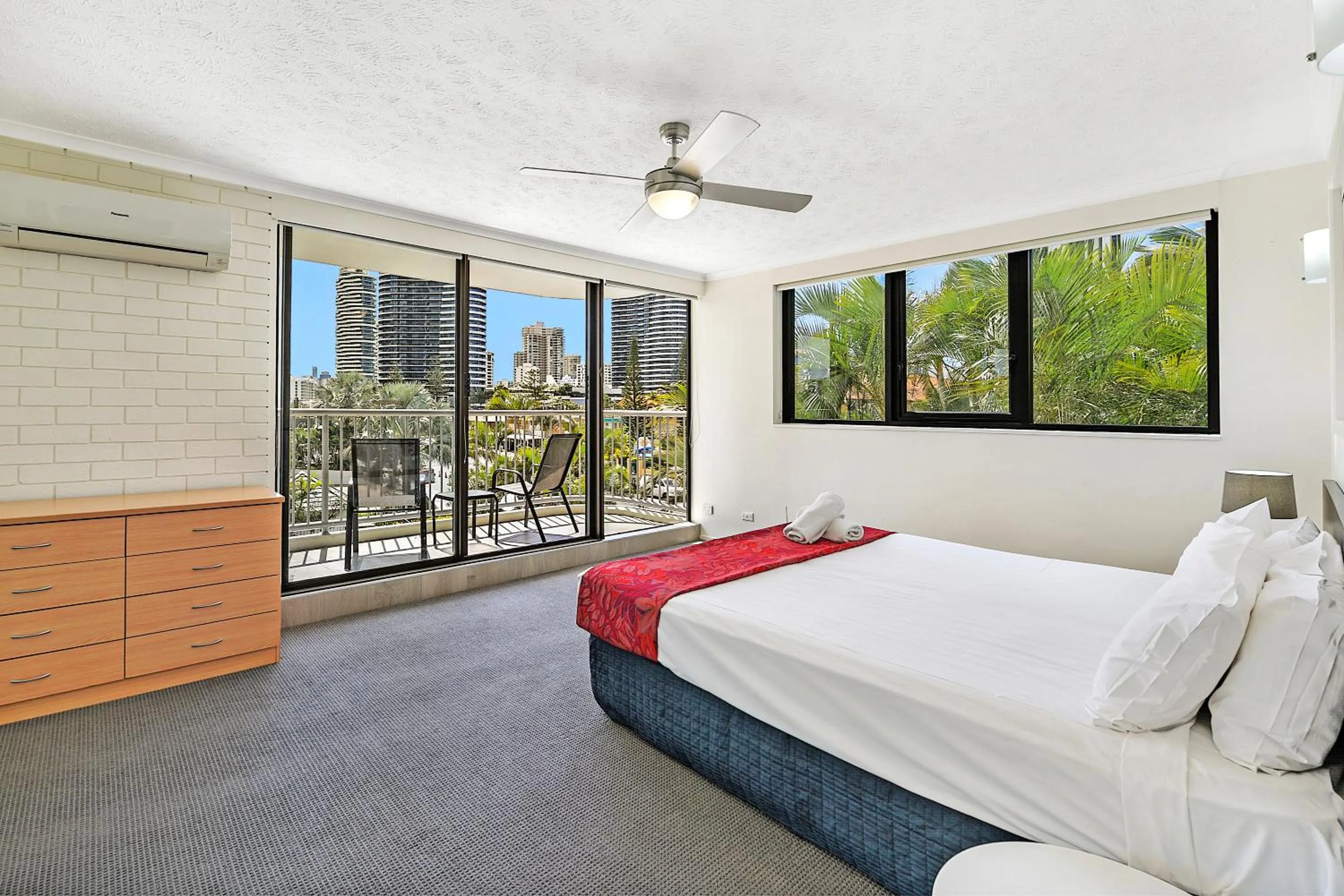 Bed in Broadbeach Travel Inn Apartments