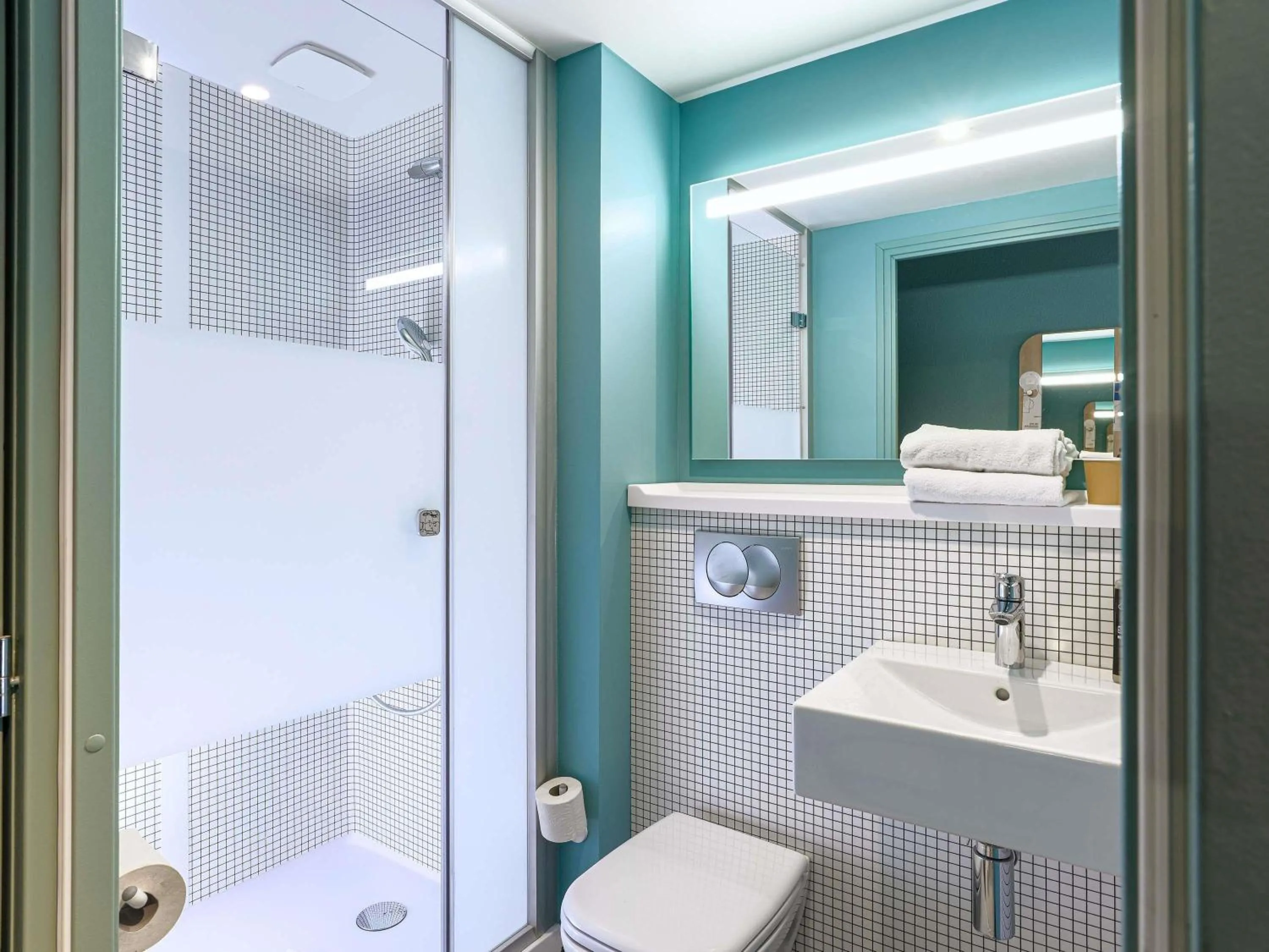 Bedroom in ibis budget Bourg en Bresse