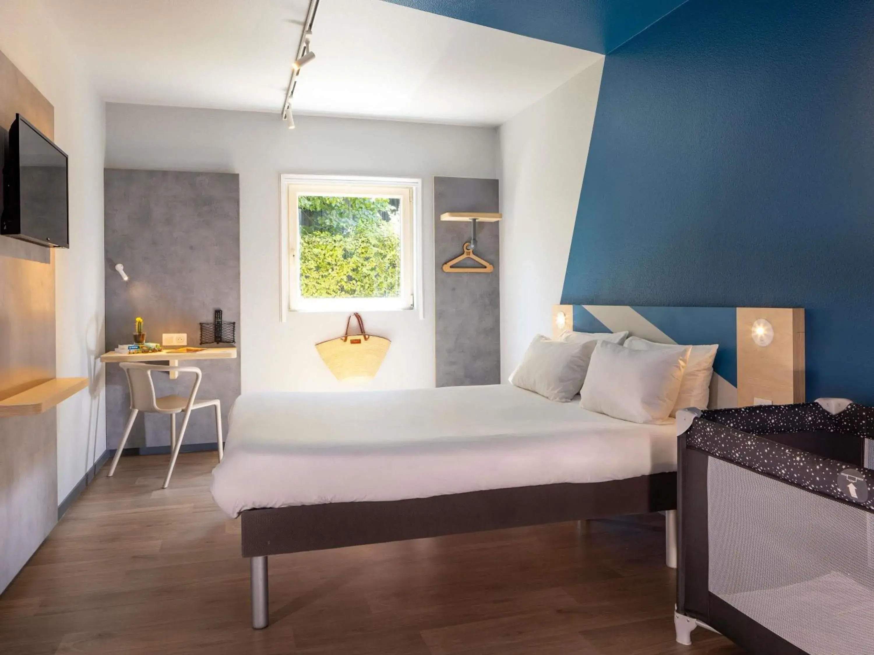 Bedroom, Bed in ibis budget Bourg en Bresse Bedroom, Bed in ibis budget Bourg en Bresse