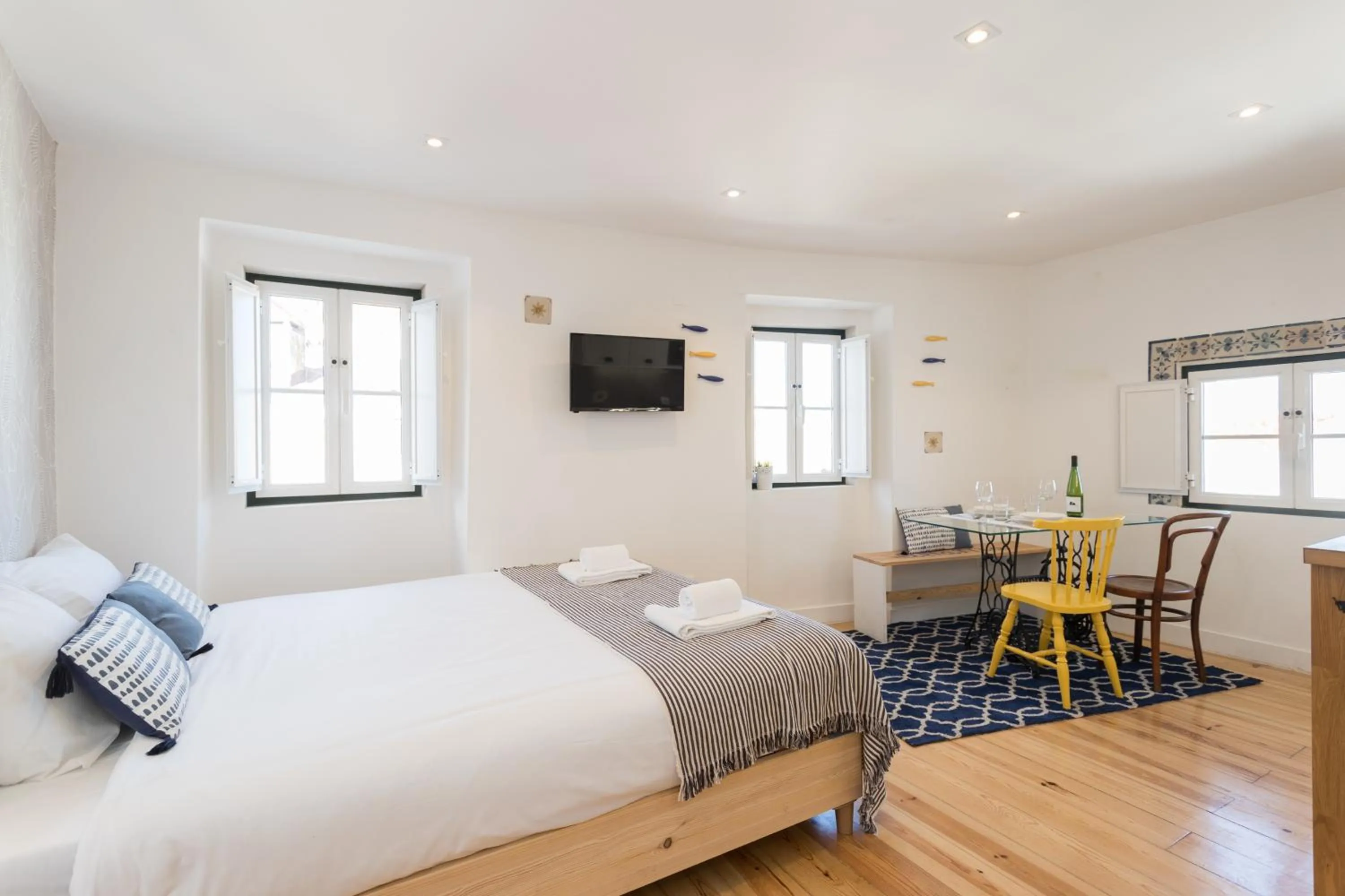 Living room, Bed in Alfama Loft Studio Loft Apartment w/ River View - by LU Holidays