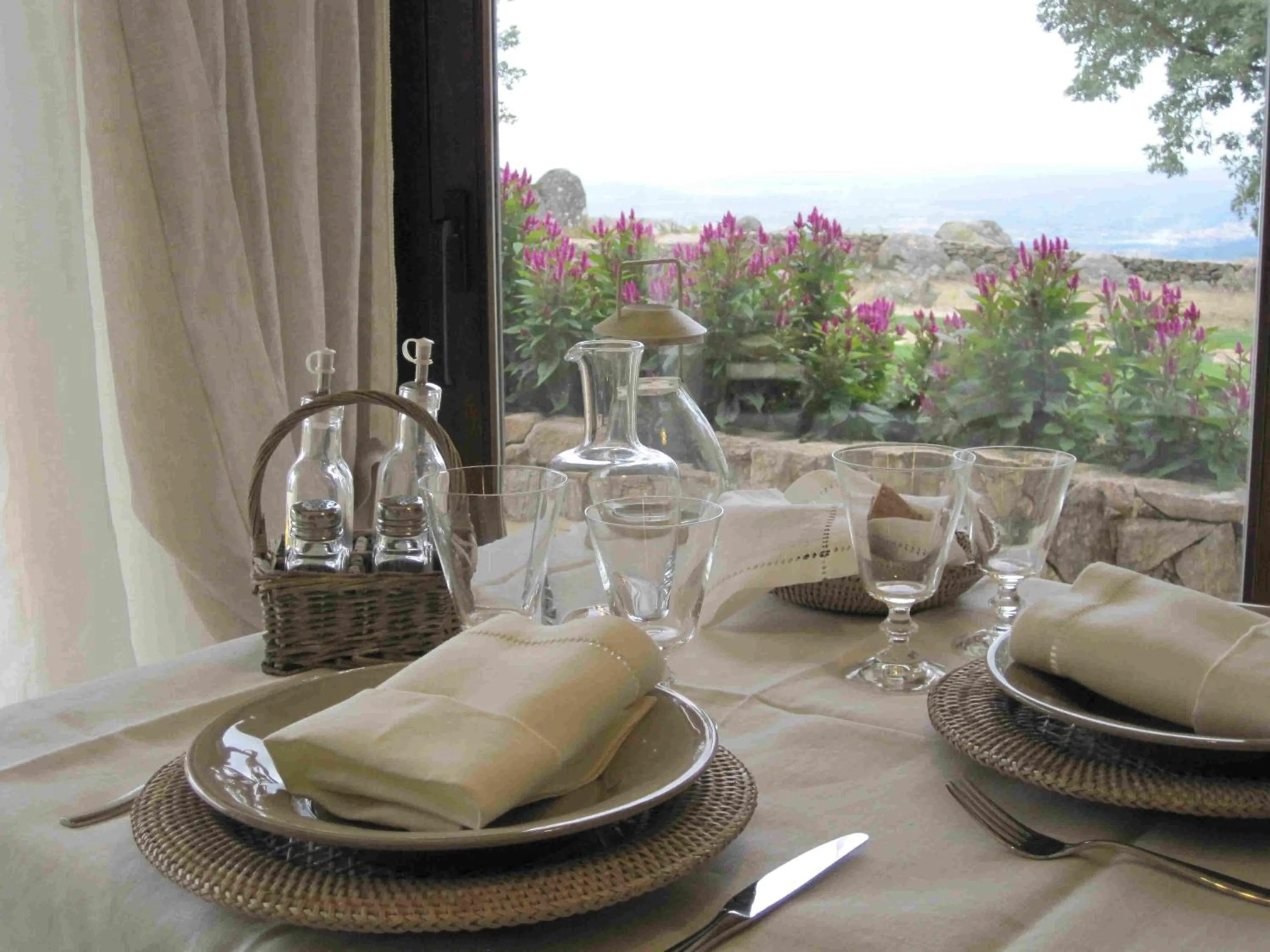 Restaurant/places to eat in Hotel Nabia