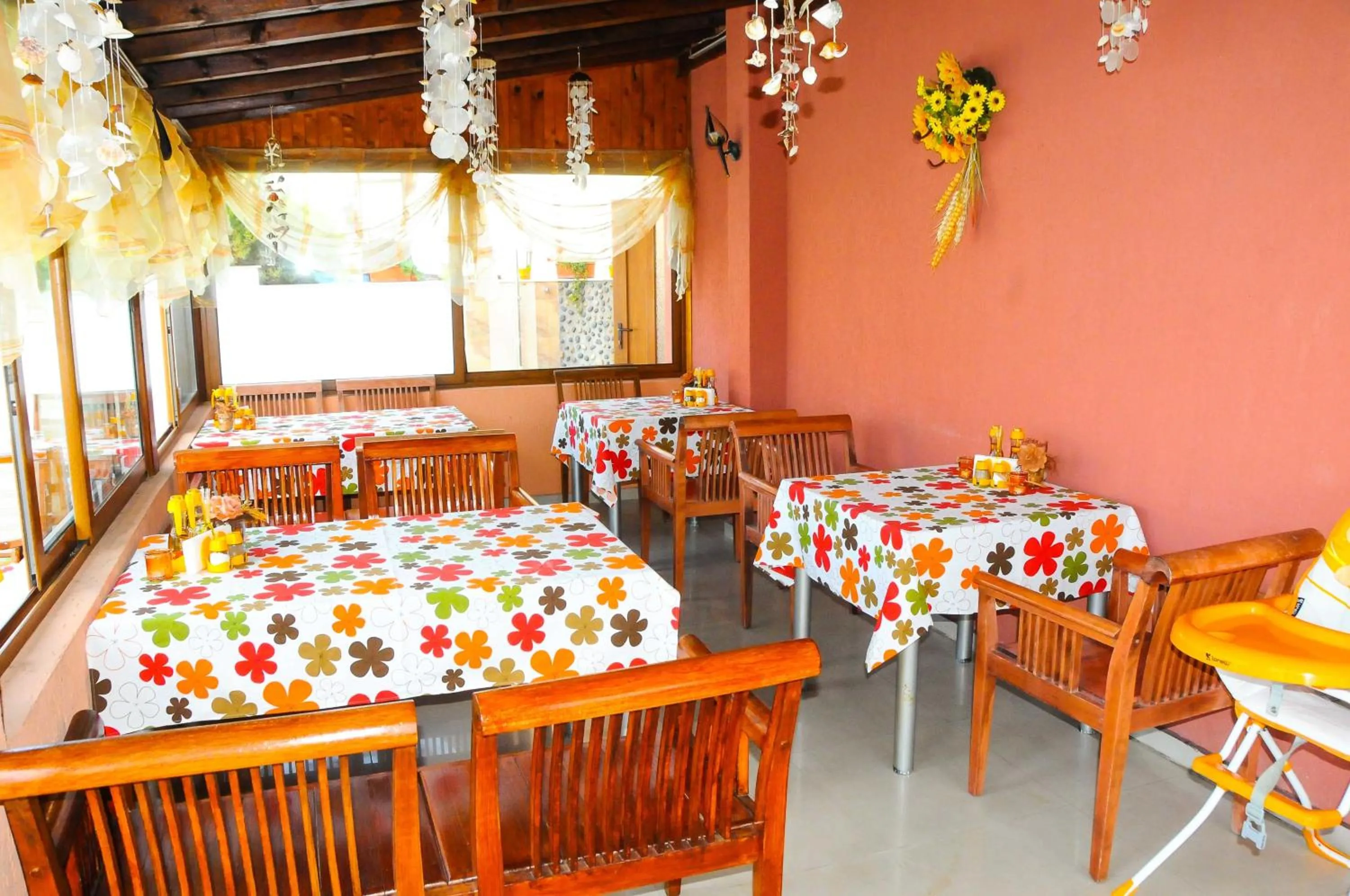 Restaurant/places to eat in Hotel Apolis