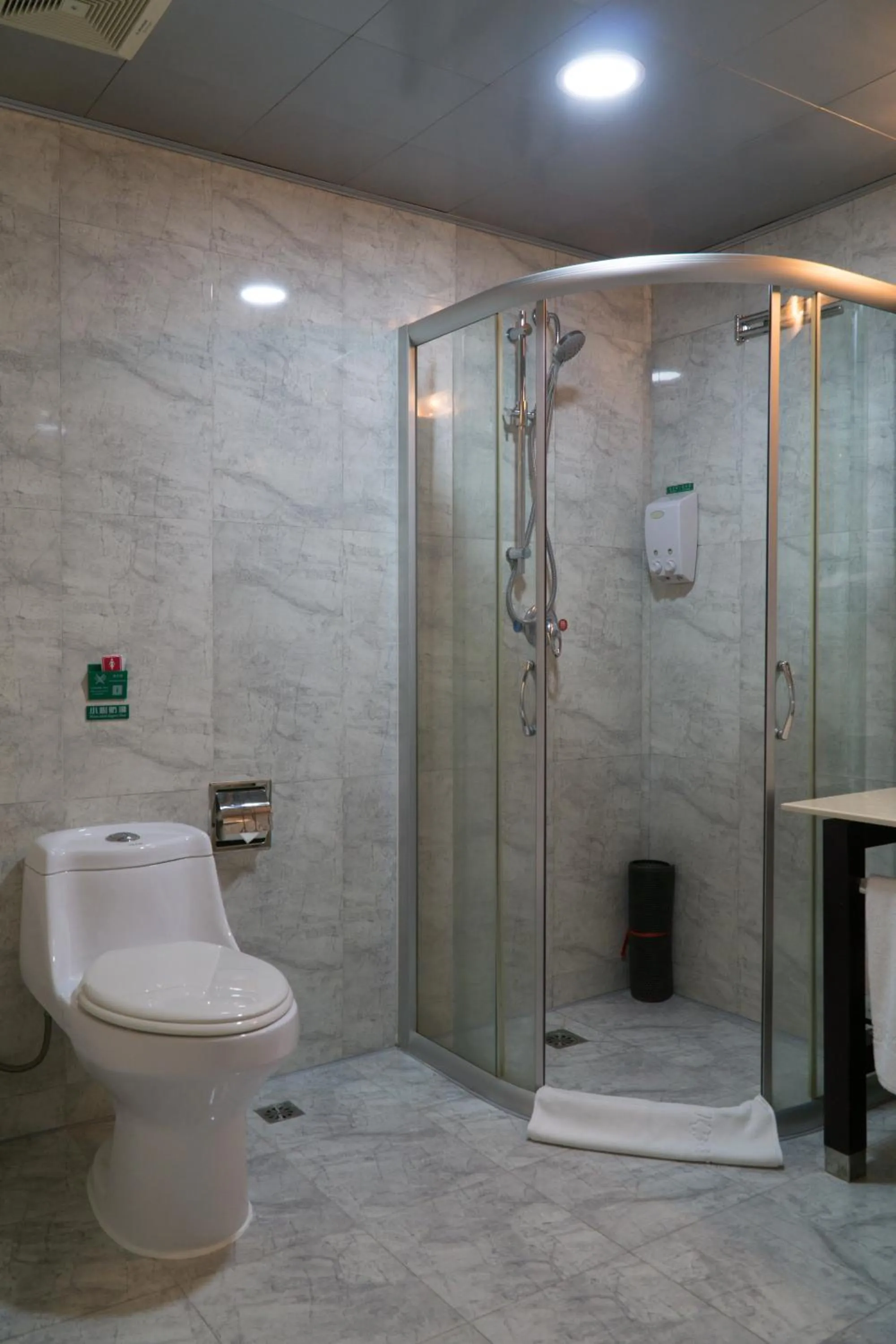 Bathroom in Zhuhai Special Economic Zone Hotel