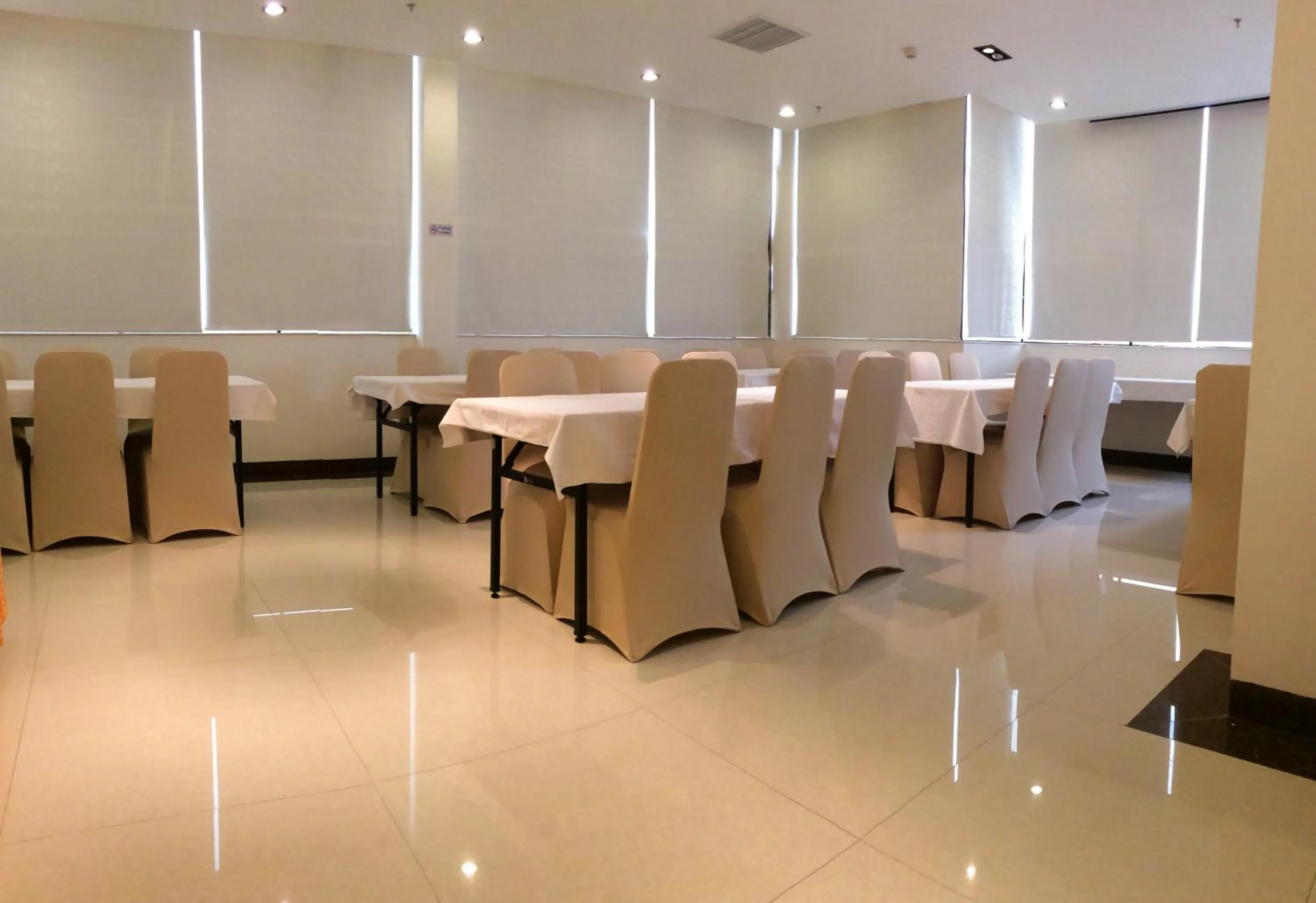 Business facilities in Zhuhai Special Economic Zone Hotel