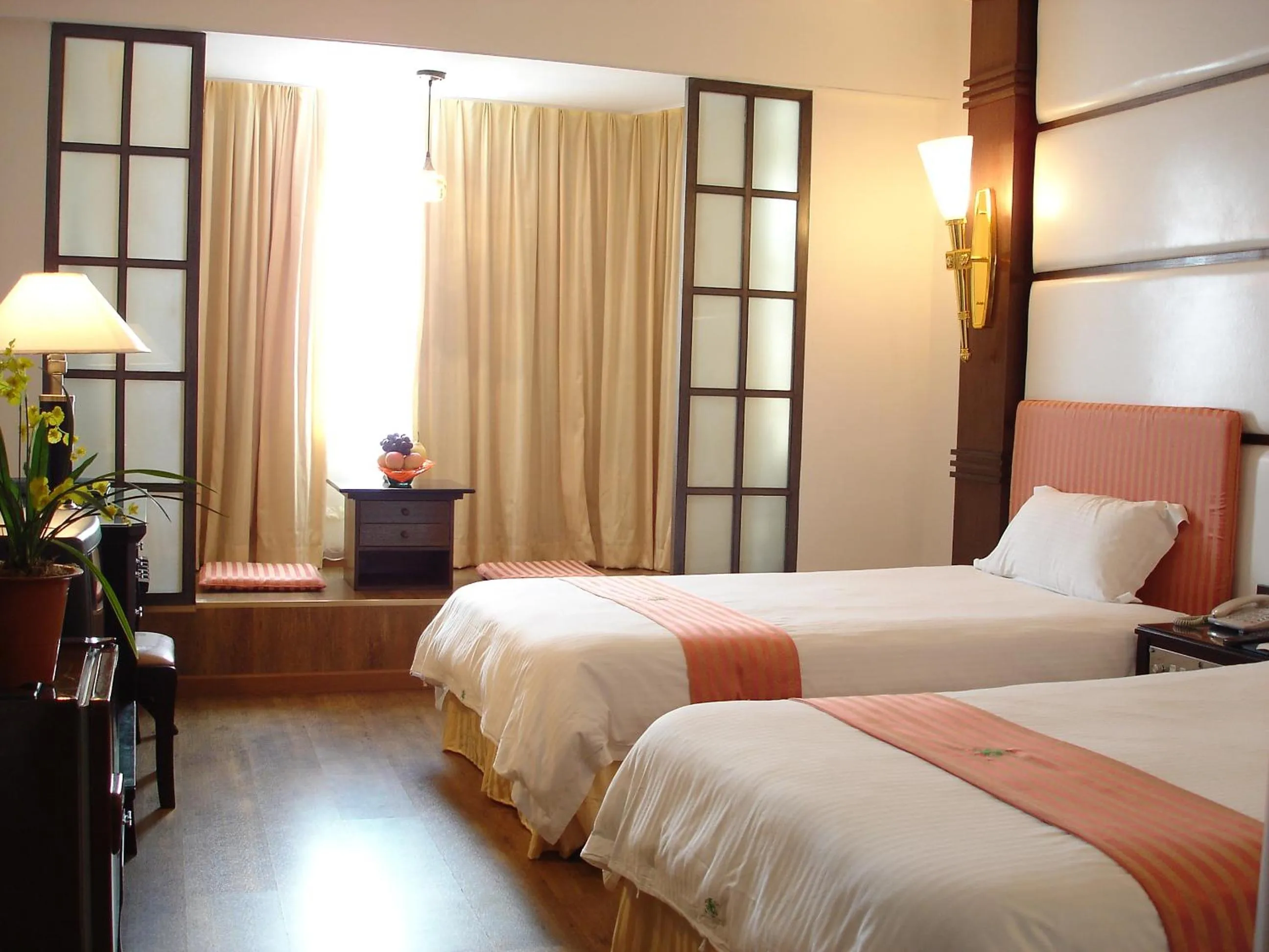 Bed, Room Photo in Zhuhai Special Economic Zone Hotel