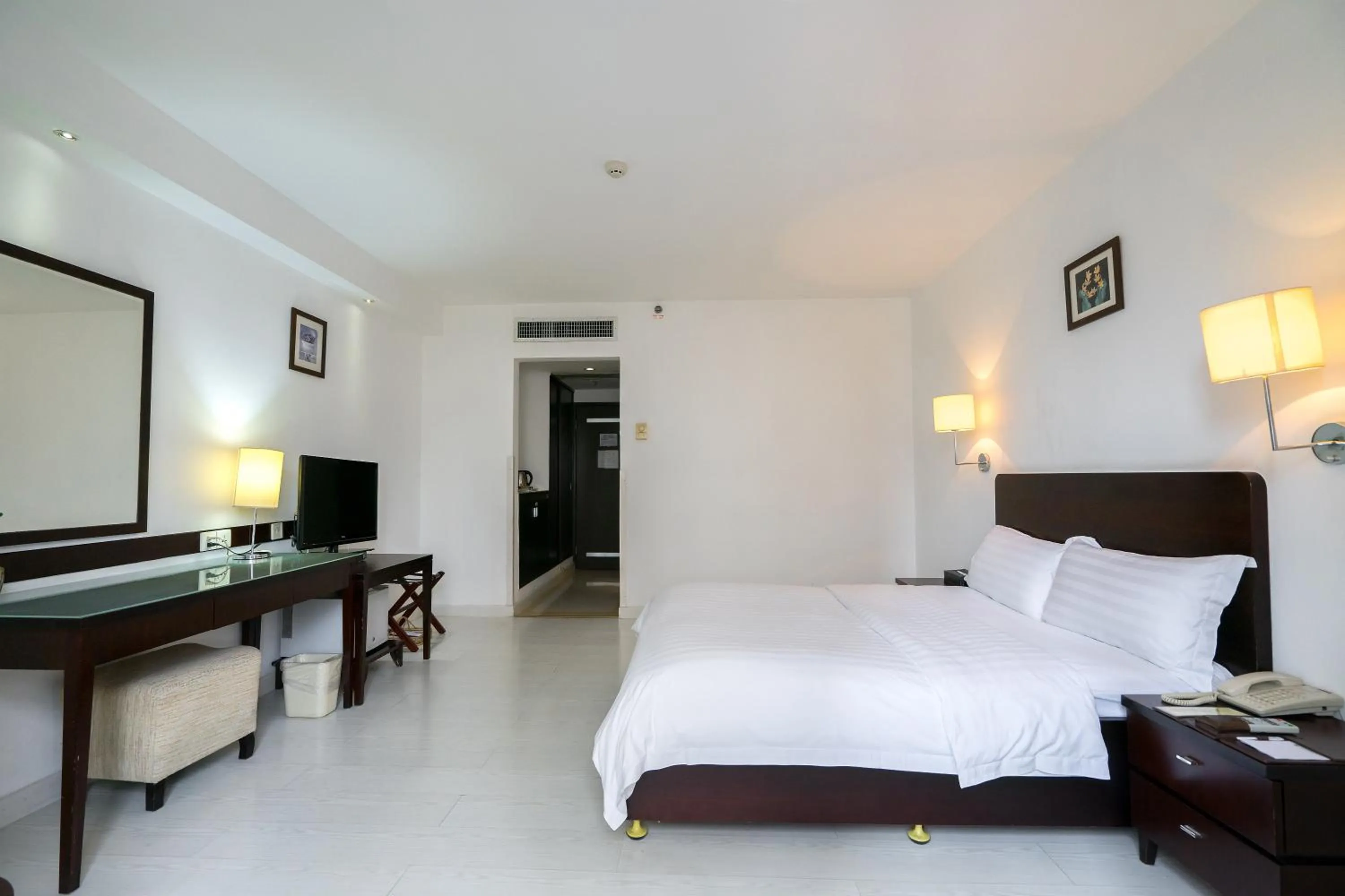 Photo of the whole room, TV/Entertainment Center in Zhuhai Special Economic Zone Hotel