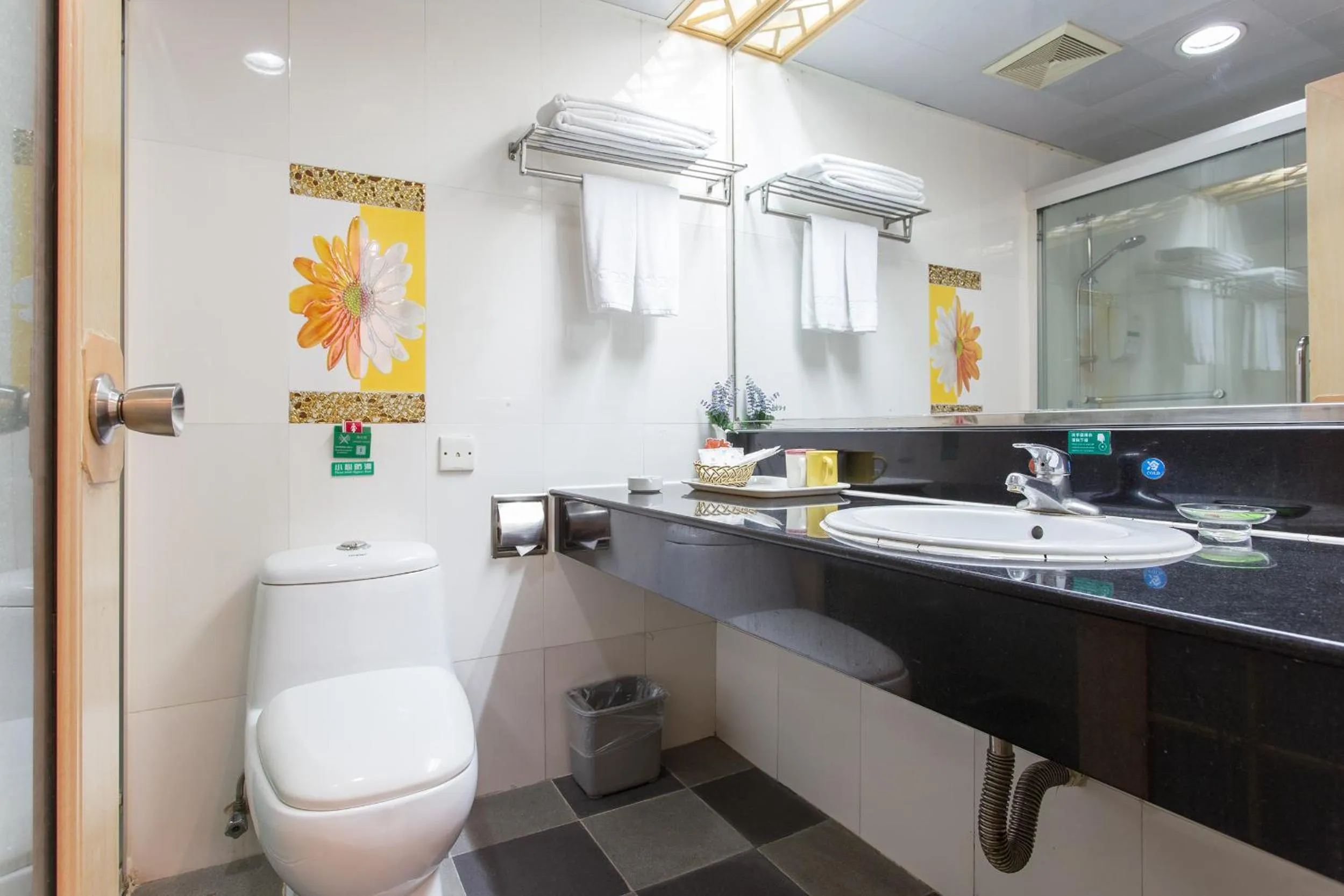 Toilet, Bathroom in Zhuhai Special Economic Zone Hotel