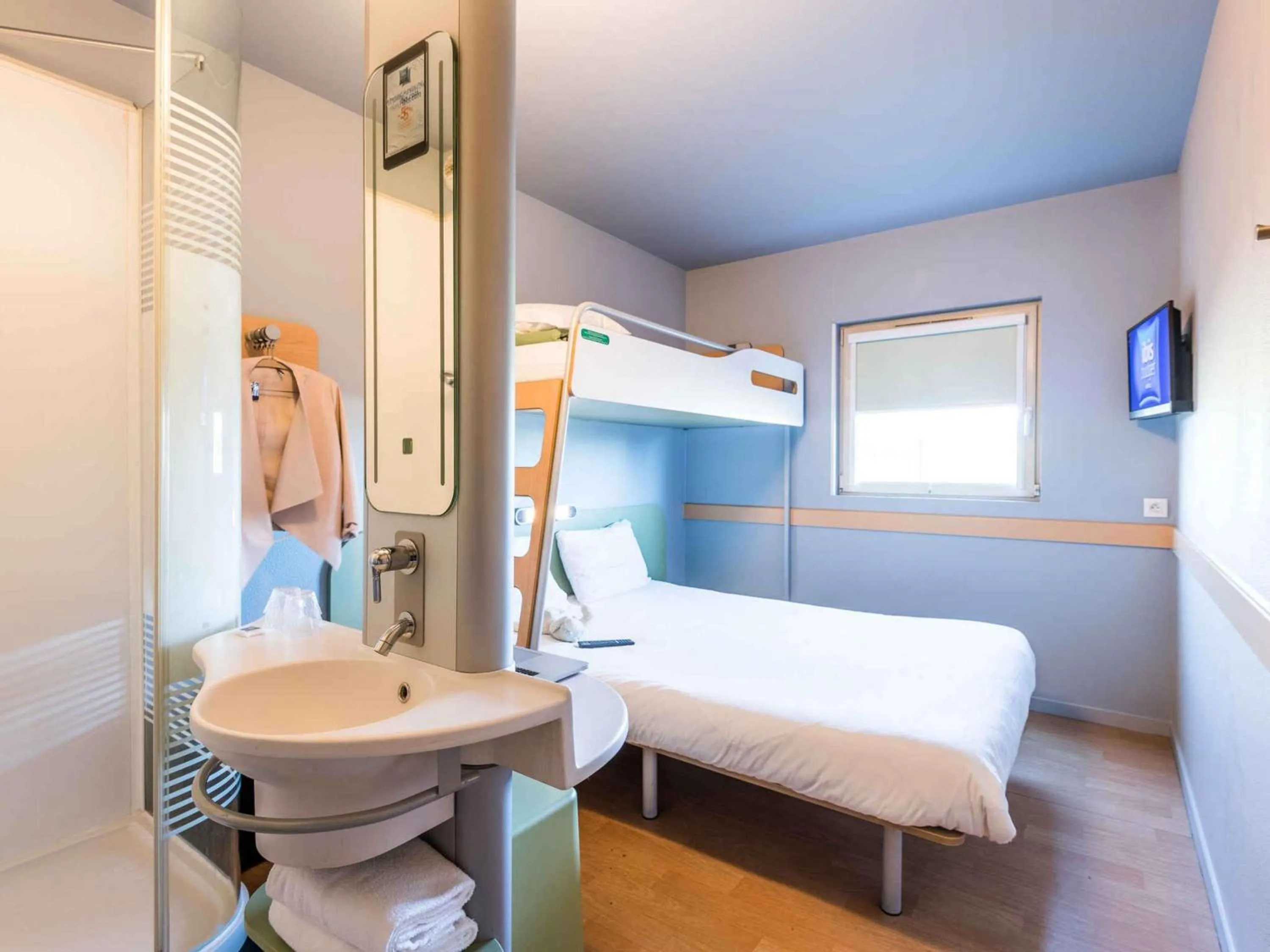 Bedroom, Bed in ibis budget Amberieu en Bugey/Chateau Gaillard A42