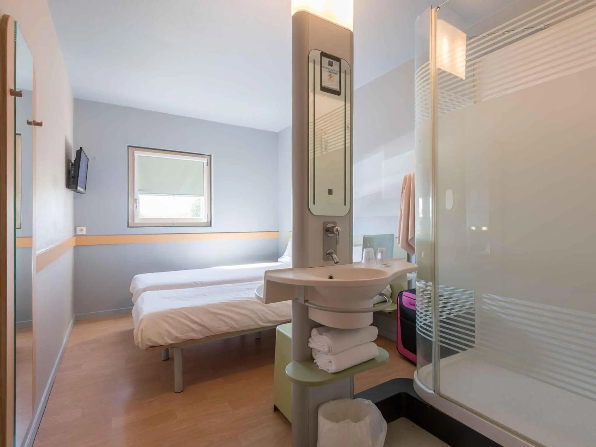 Bedroom, Bed in ibis budget Amberieu en Bugey/Chateau Gaillard A42