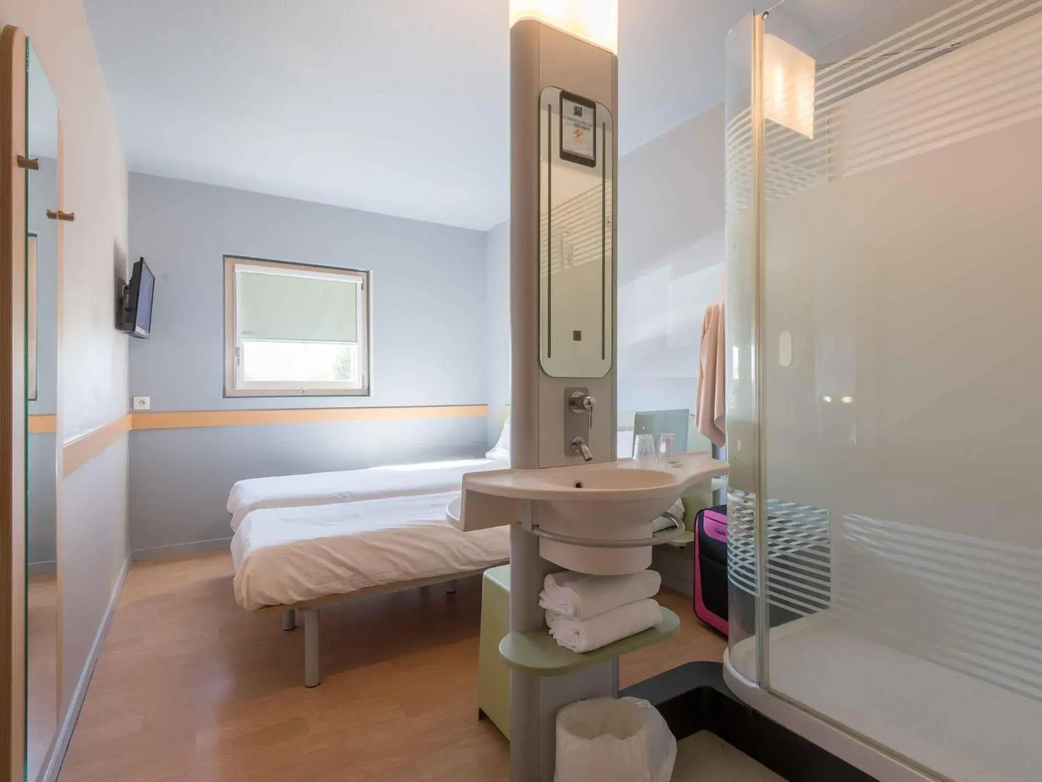 Bedroom, Bed in ibis budget Amberieu en Bugey/Chateau Gaillard A42 Bedroom, Bed in ibis budget Amberieu en Bugey/Chateau Gaillard A42