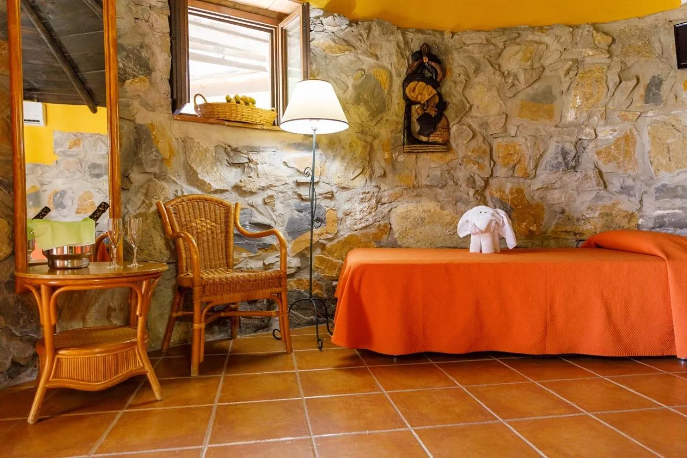 Bed in Hotel Selwo Lodge - Animal Park Tickets Included