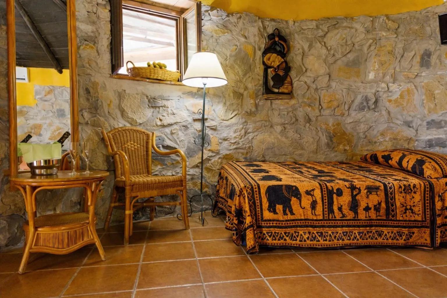 Bed in Hotel Selwo Lodge - Animal Park Tickets Included