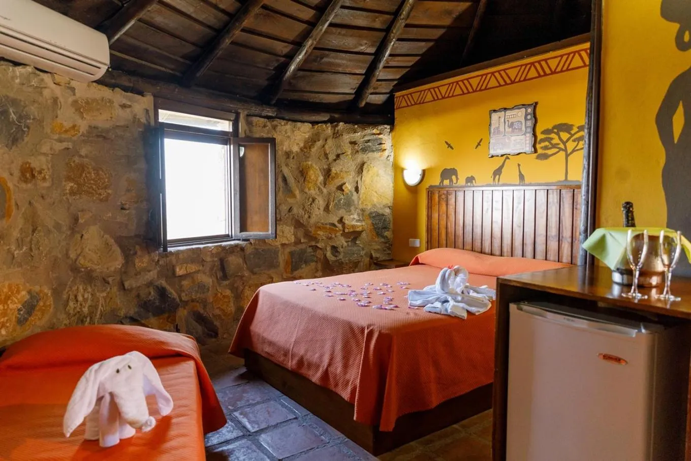 Bed in Hotel Selwo Lodge - Animal Park Tickets Included