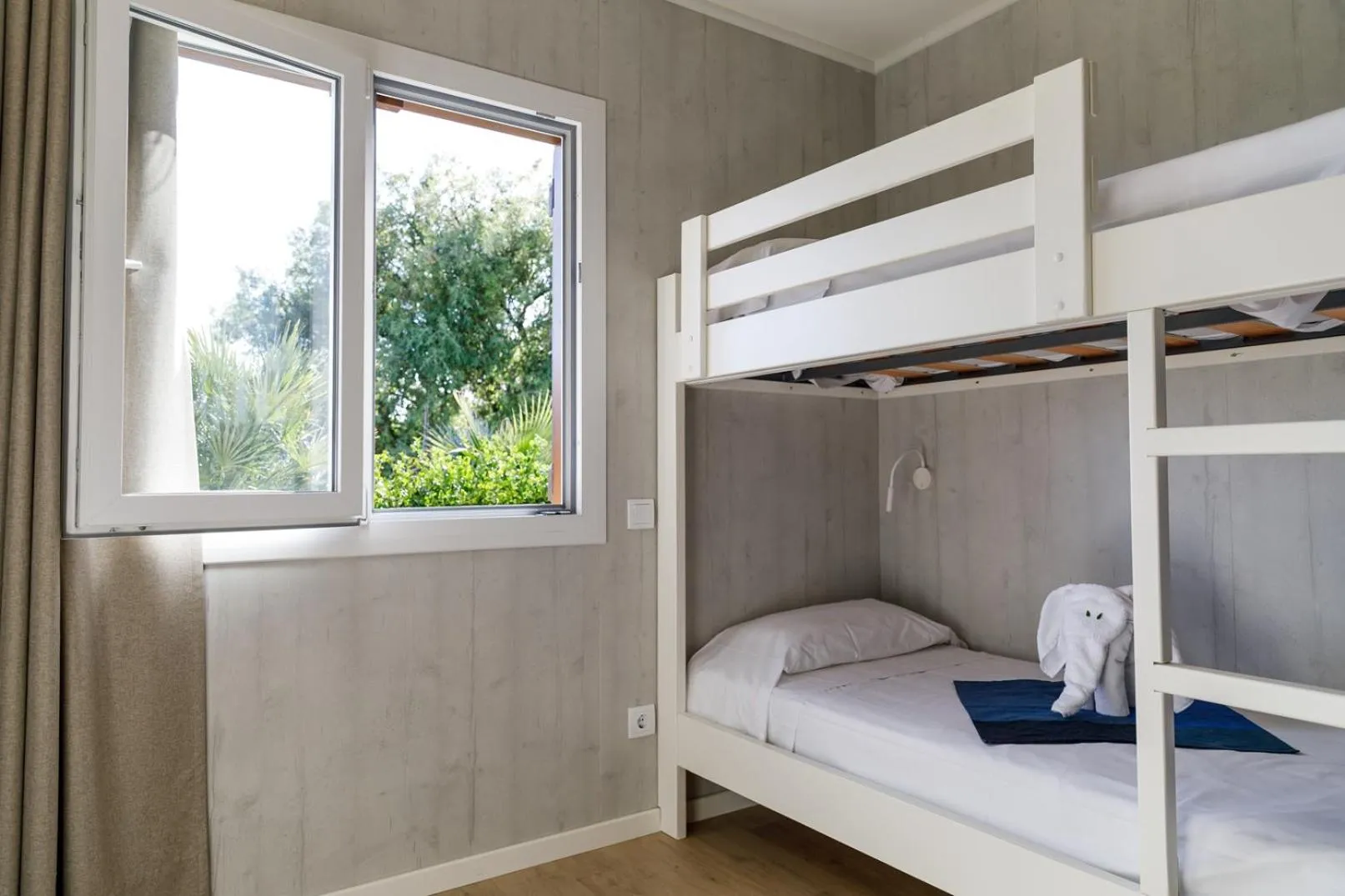 Bedroom, Bed in Hotel Selwo Lodge - Animal Park Tickets Included