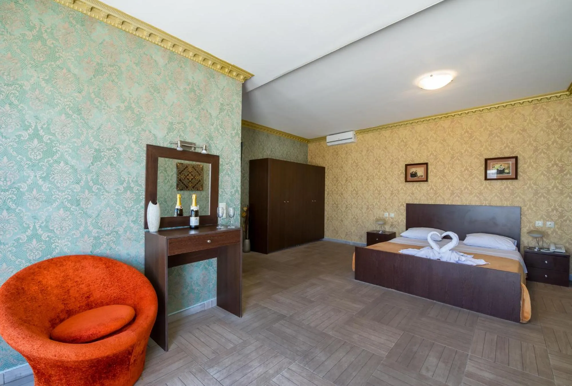 Bed in Paradice Hotel Luxury Suites-Near zorbas Beach-FREE Breakfast