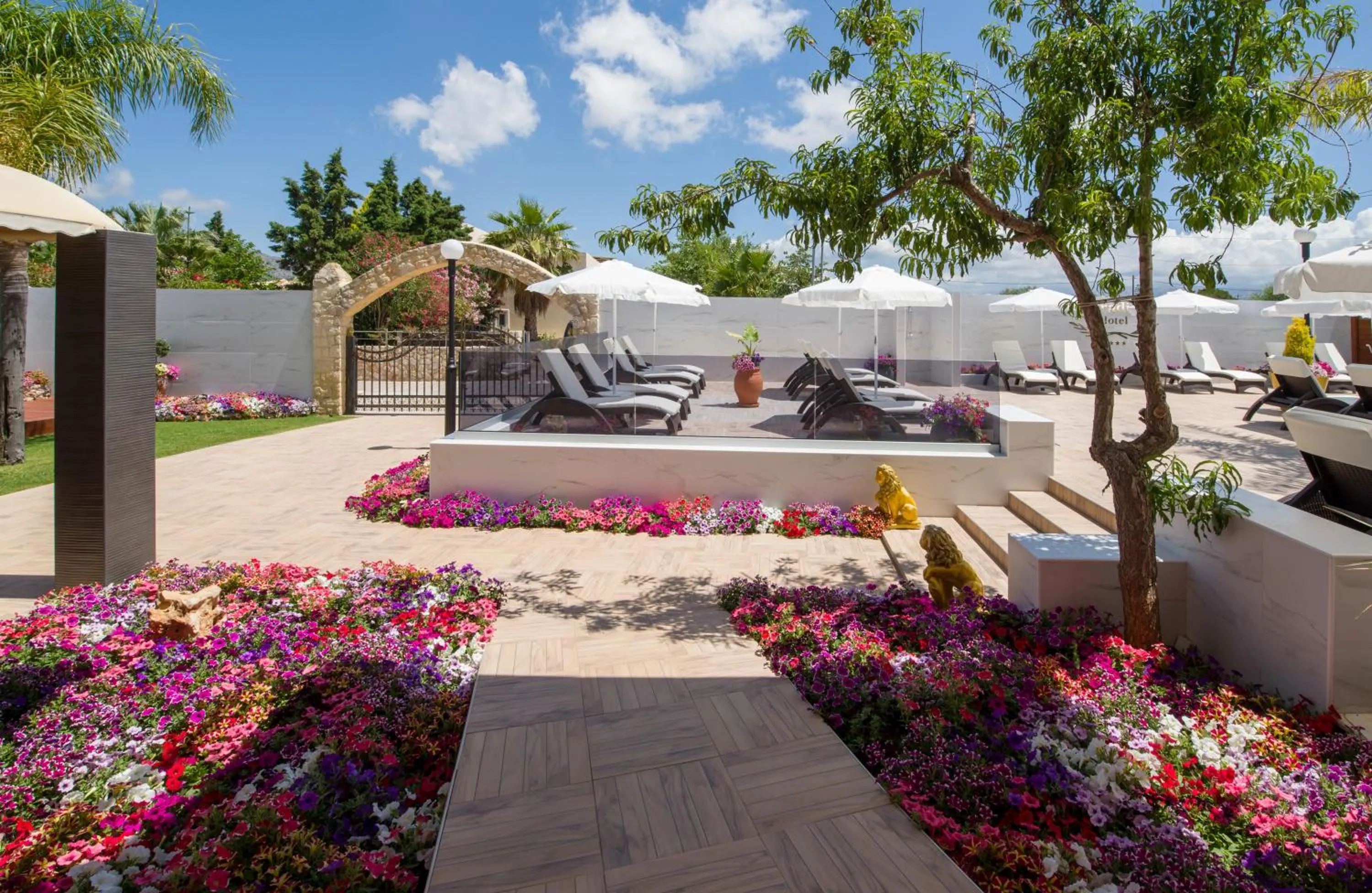 Garden in Paradice Hotel Luxury Suites-Near zorbas Beach-FREE Breakfast