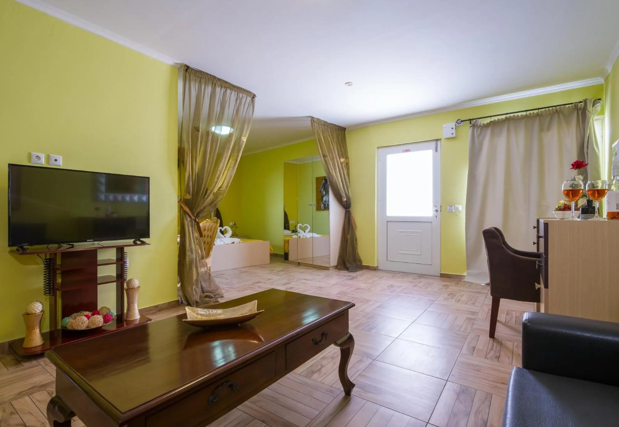 TV and multimedia in Paradice Hotel Luxury Suites-Near zorbas Beach-FREE Breakfast