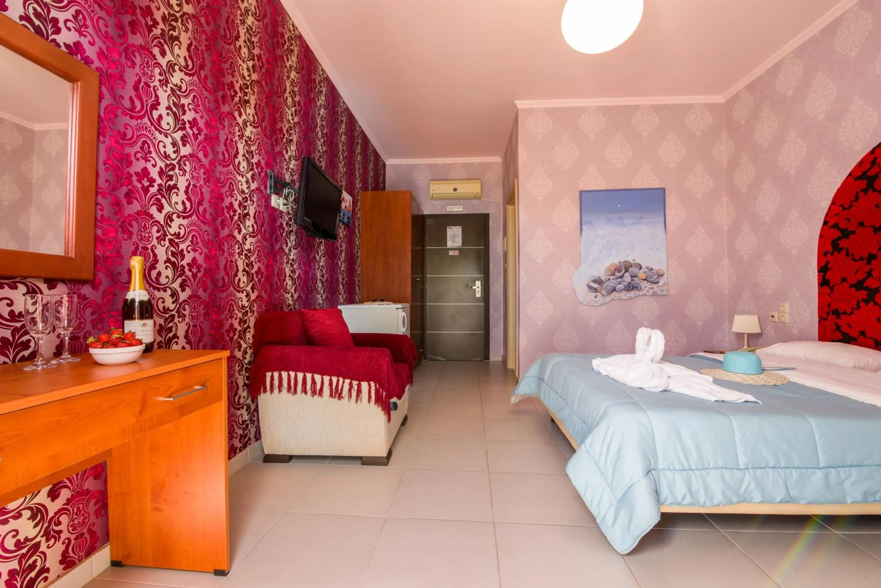 Bed in Paradice Hotel Luxury Suites-Near zorbas Beach-FREE Breakfast