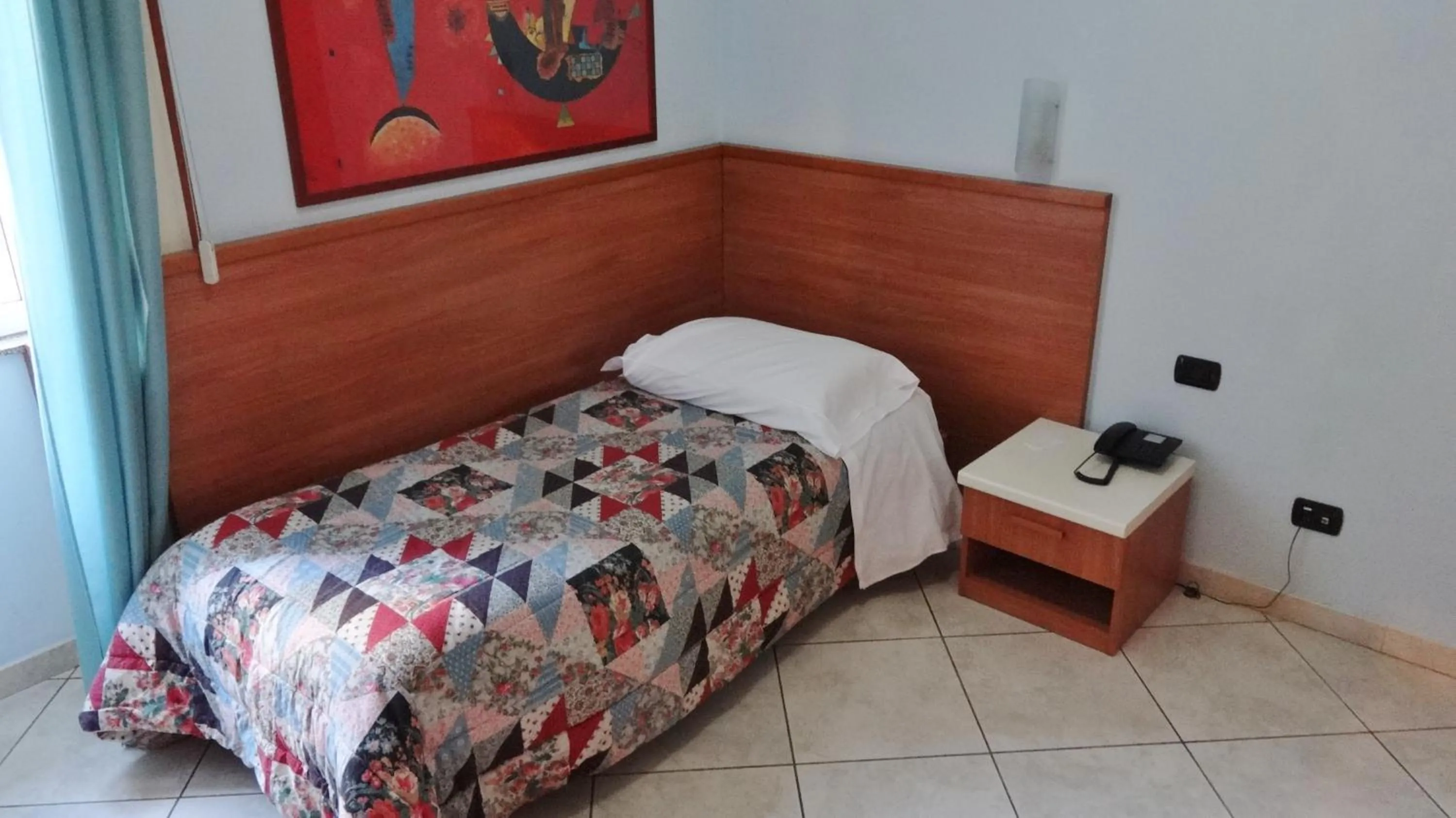 Photo of the whole room, Bed in Hotel2000