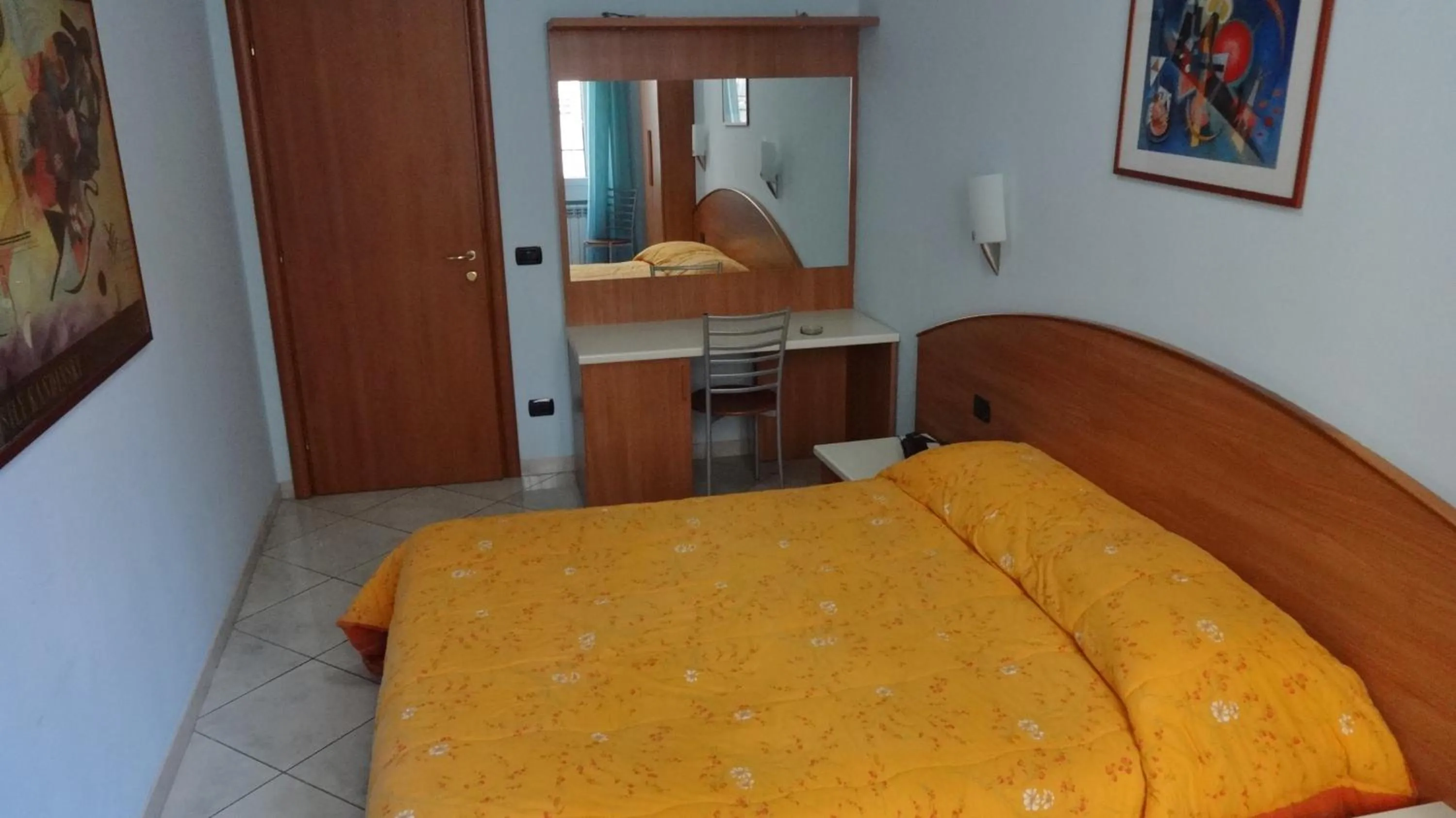 Photo of the whole room, Bed in Hotel2000