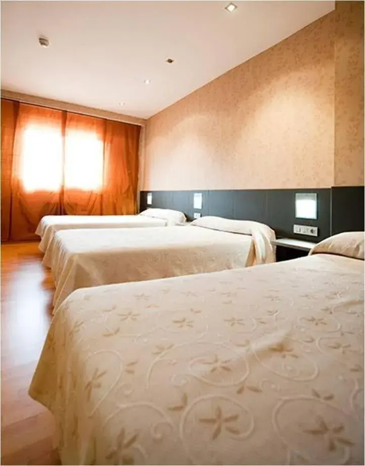 Triple Room in Hotel Area Serrano Triple Room in Hotel Area Serrano