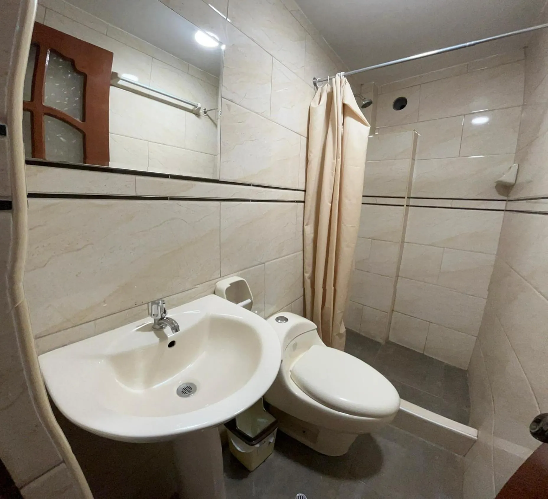 Shower in Hostal Apu Qhawarina
