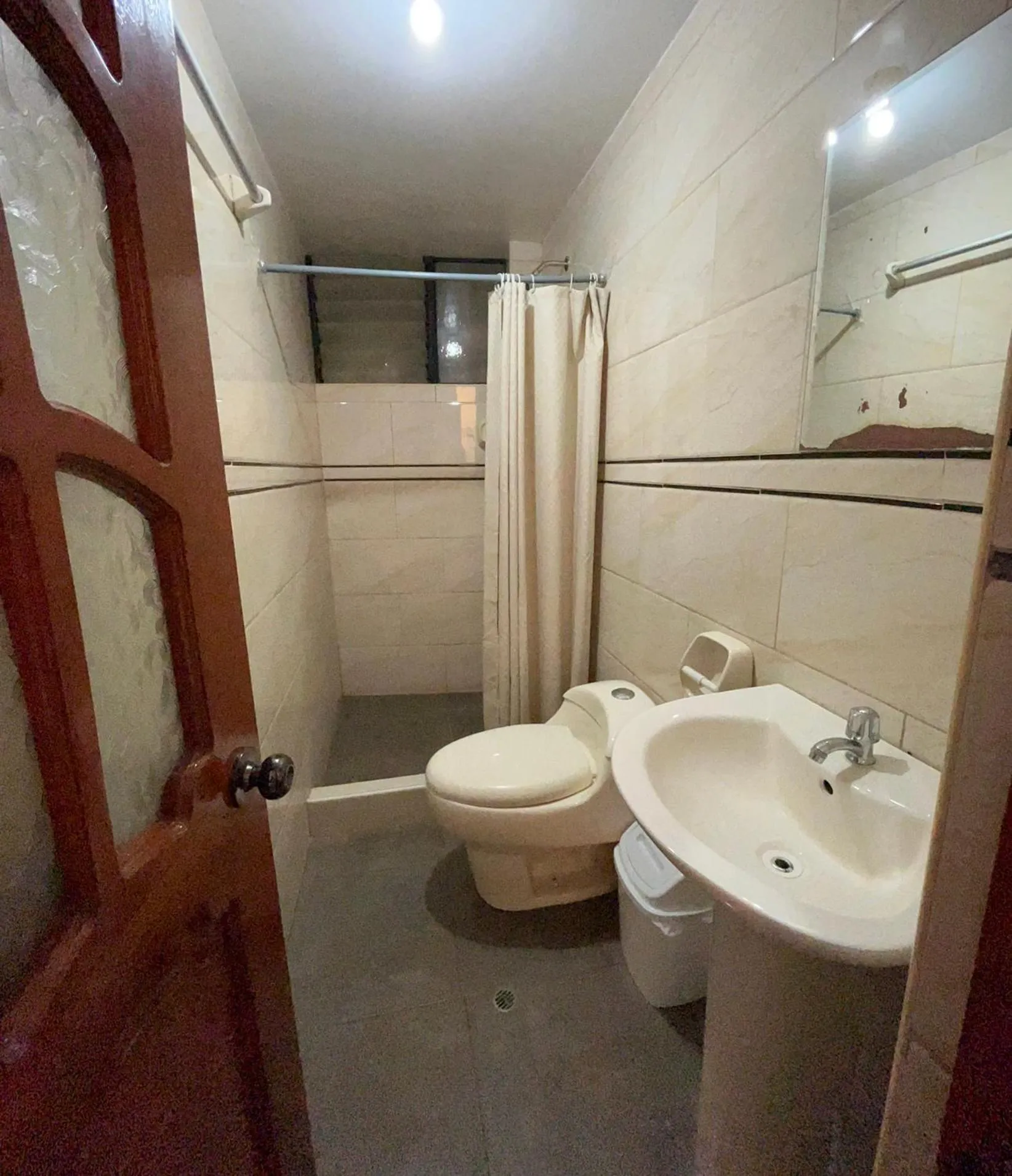 Shower in Hostal Apu Qhawarina