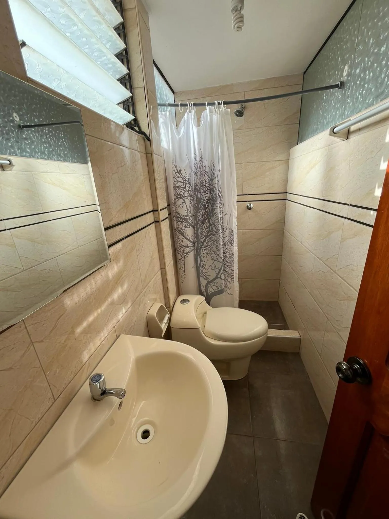 Shower in Hostal Apu Qhawarina
