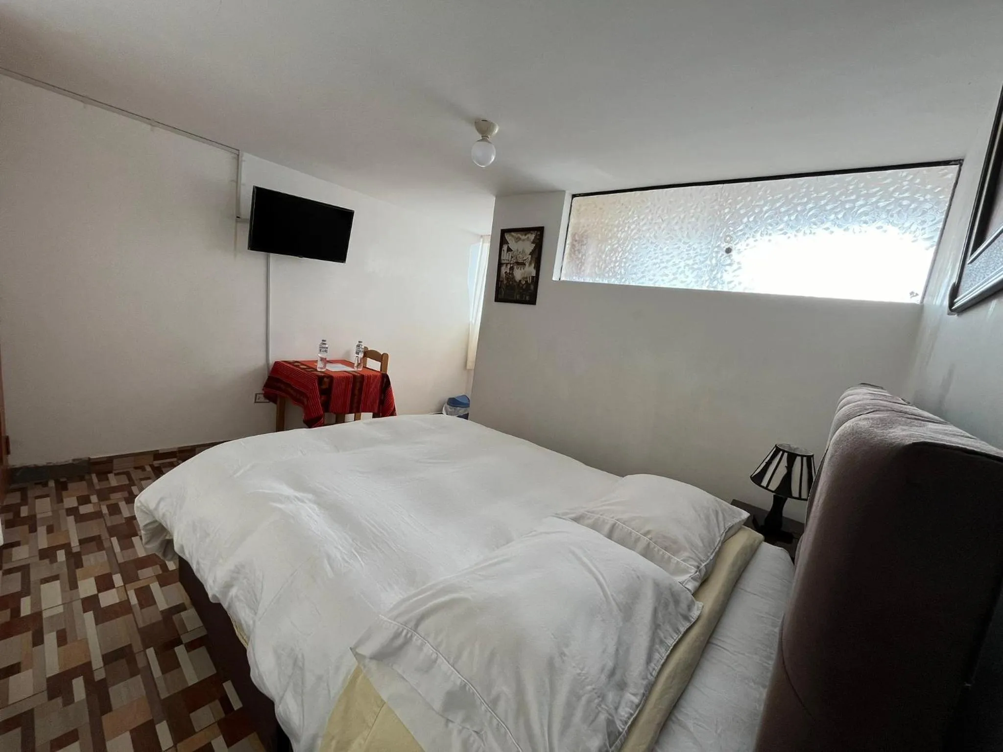 Communal lounge/ TV room, Bed in Hostal Apu Qhawarina