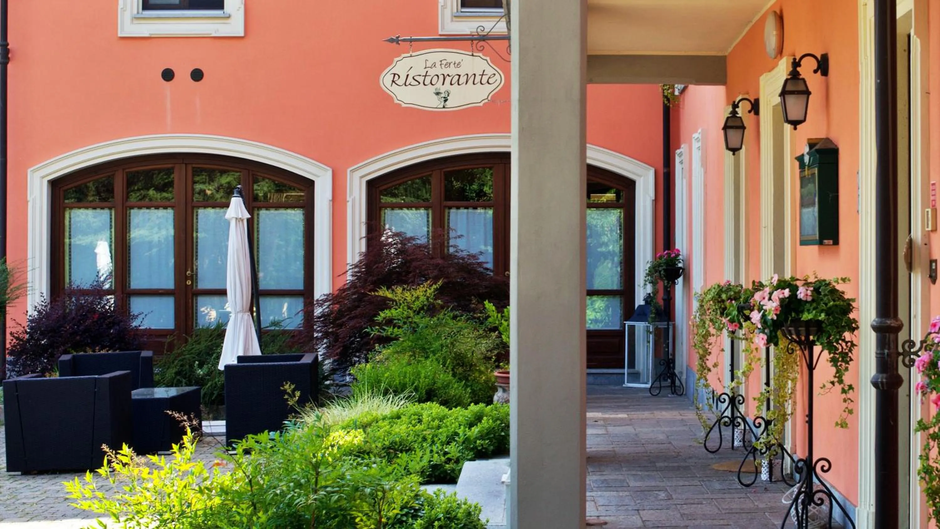 Restaurant/places to eat in Hotel La Fertè