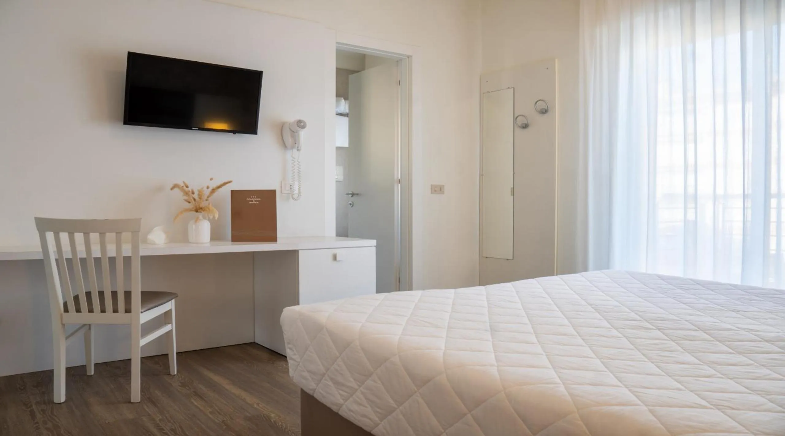 Bedroom, Bed in Hotel Columbia & Ninfea