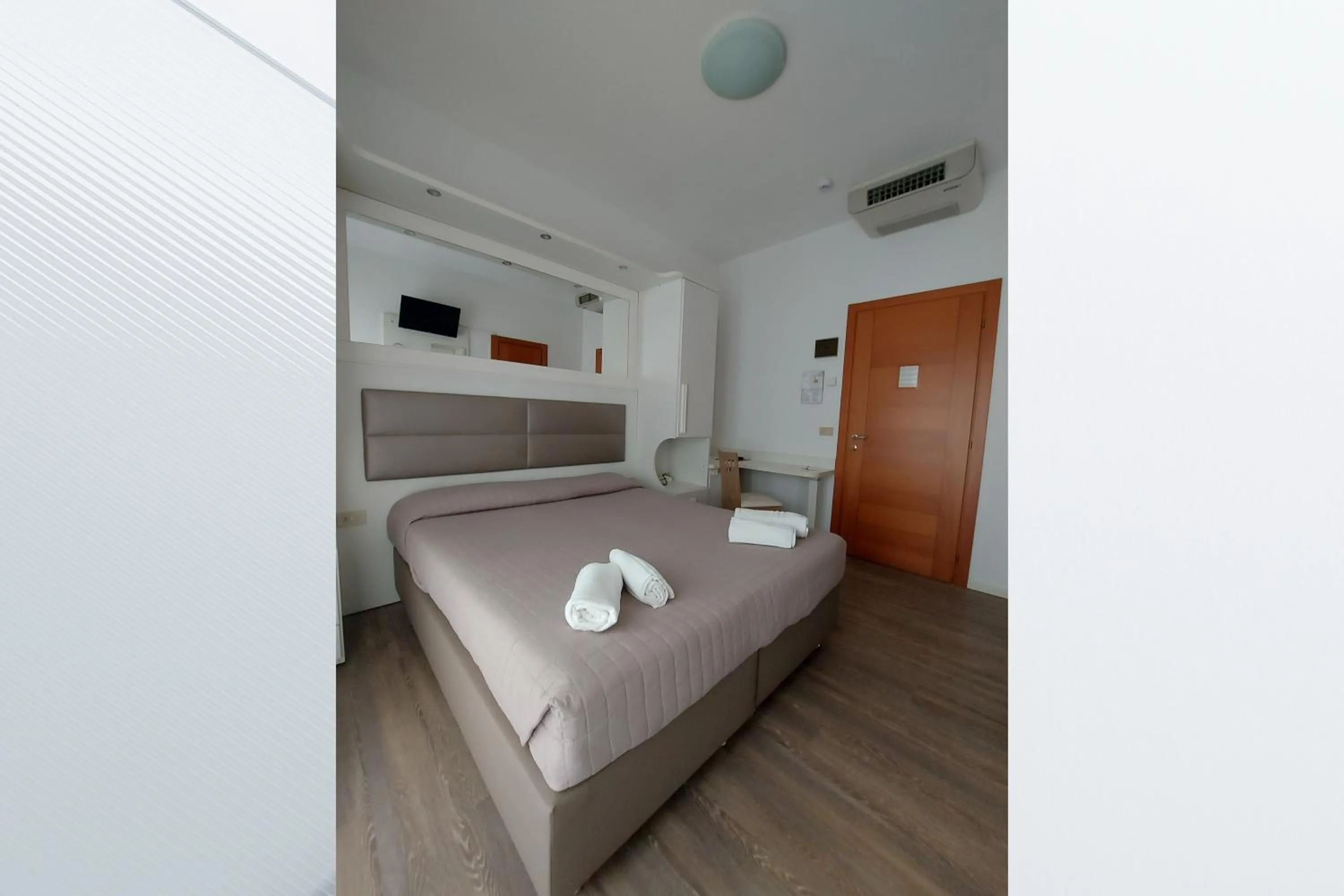 Bedroom, Bed in Hotel Columbia & Ninfea