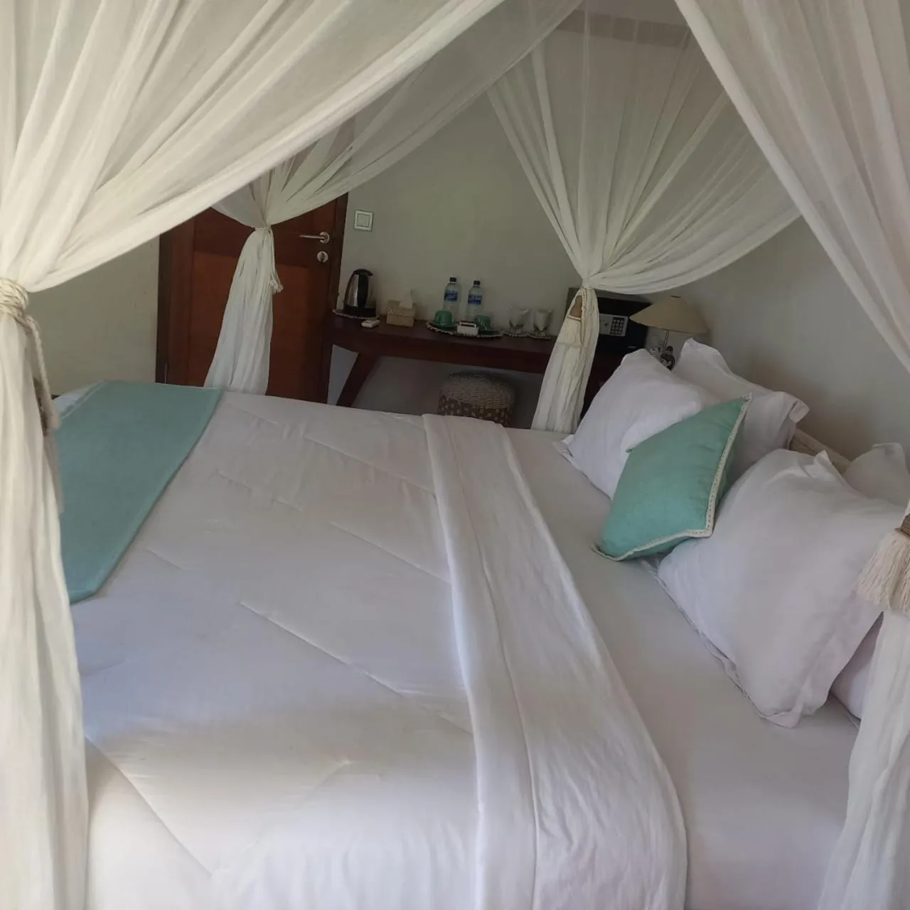 Bed in Rua Beach Resort Sumba