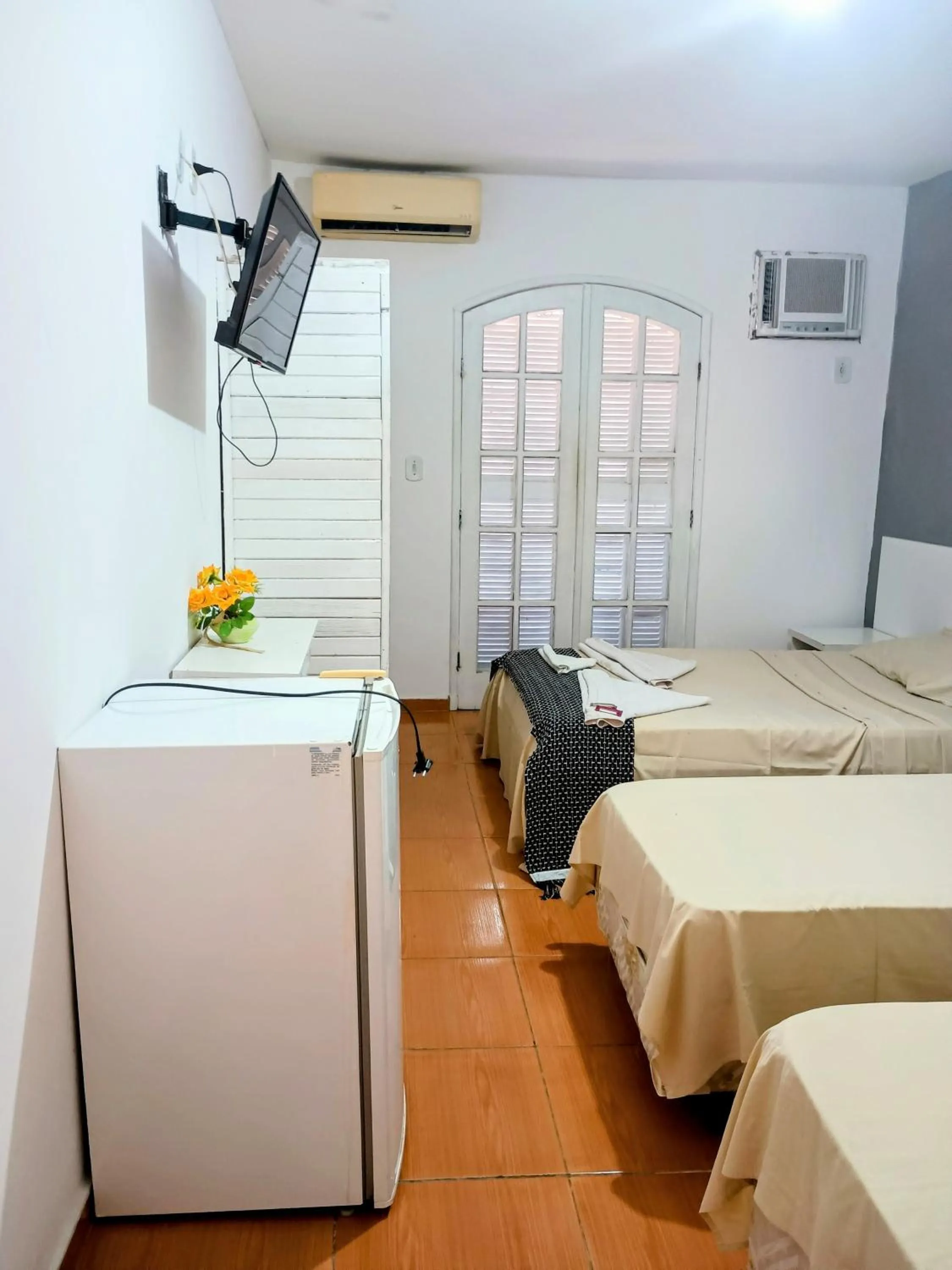 Photo of the whole room in OYO Pousada Recanto Shangrilá, Cabo Frio