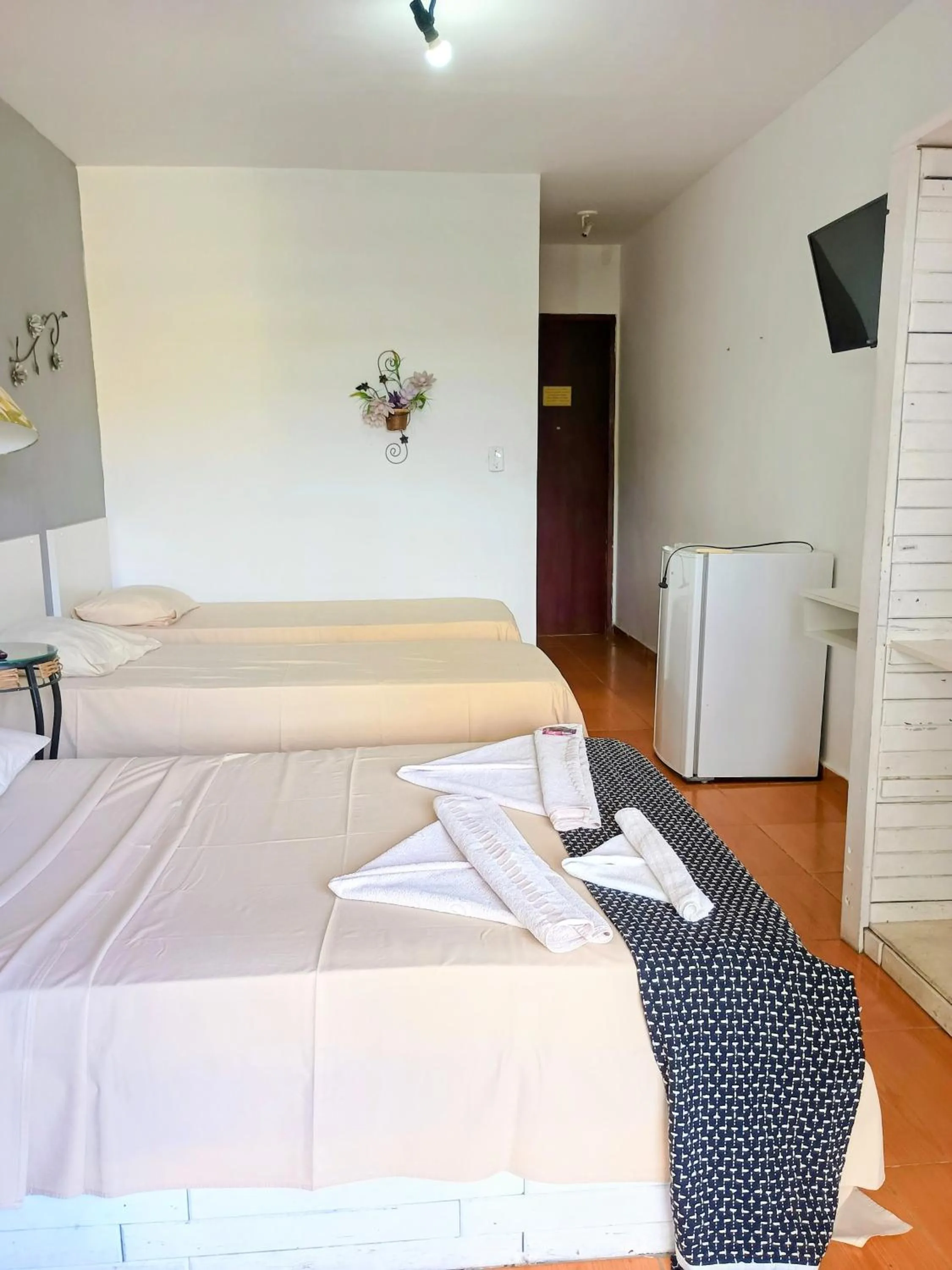 Photo of the whole room in OYO Pousada Recanto Shangrilá, Cabo Frio