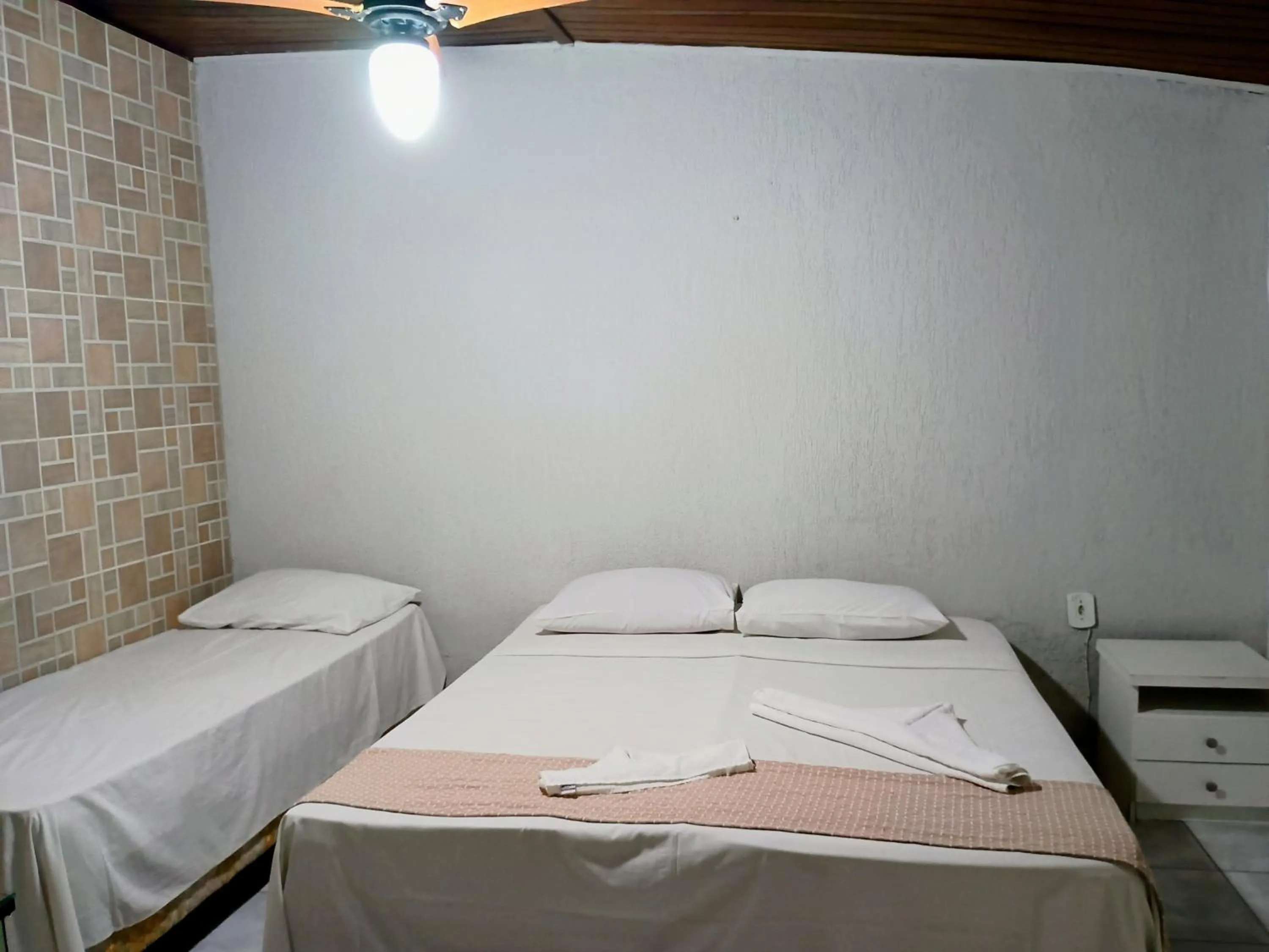 Photo of the whole room in OYO Pousada Recanto Shangrilá, Cabo Frio