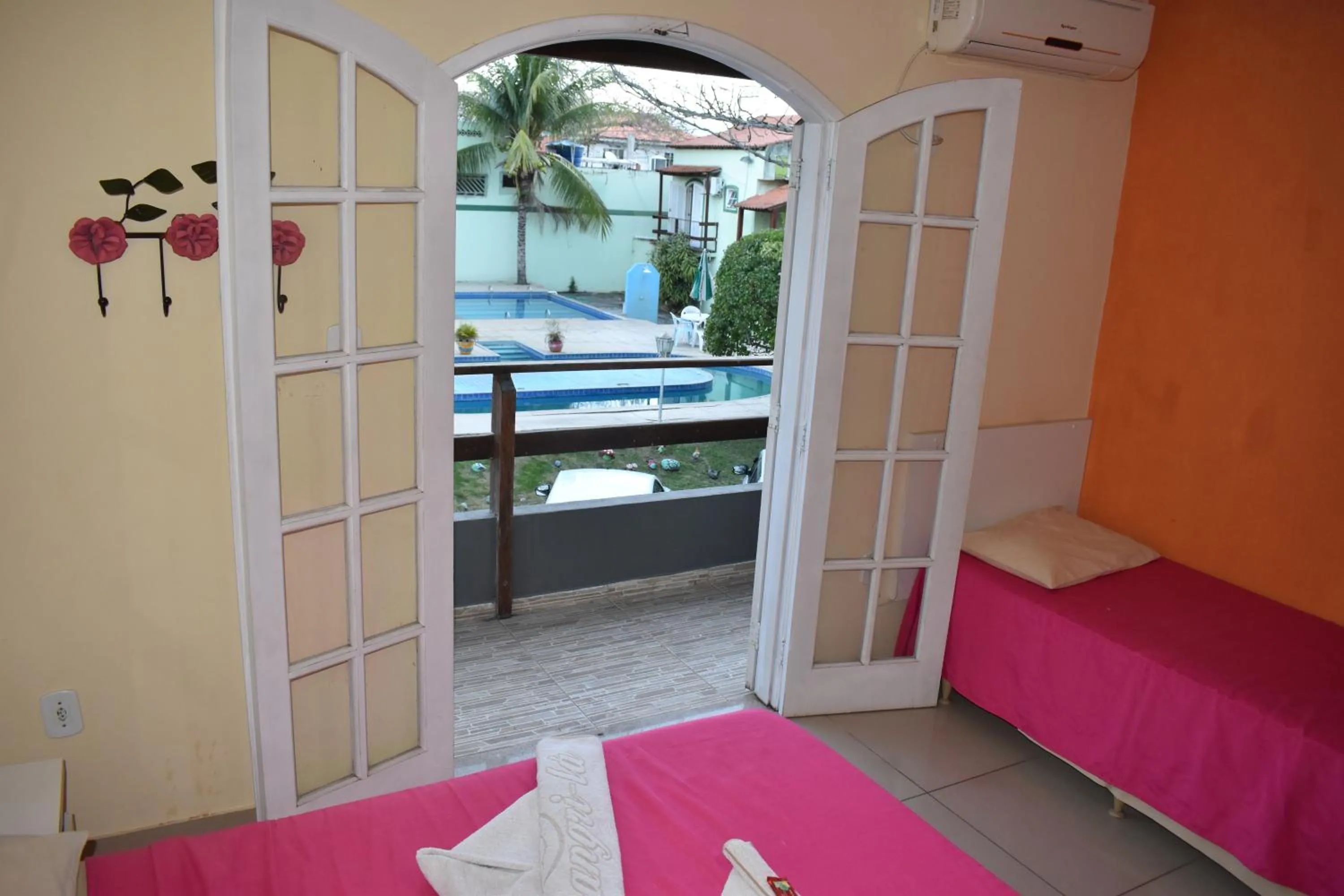 Photo of the whole room in OYO Pousada Recanto Shangrilá, Cabo Frio