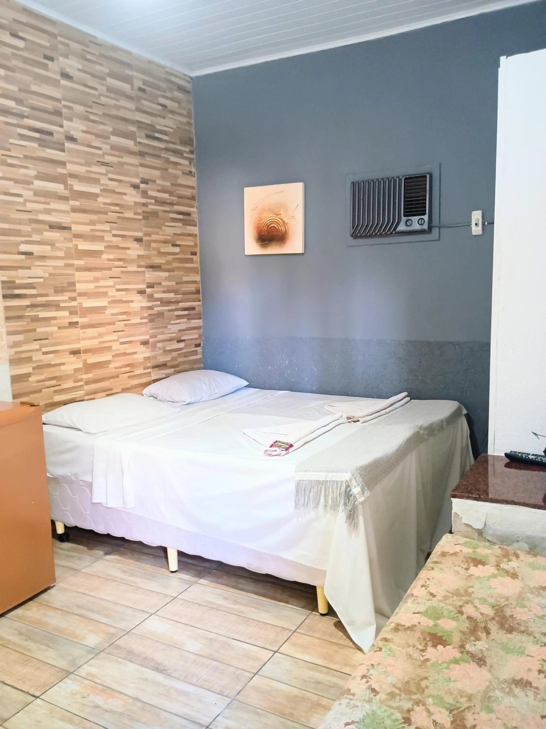 Photo of the whole room in OYO Pousada Recanto Shangrilá, Cabo Frio